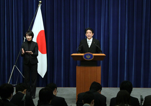 正在召开记者招待会的总理