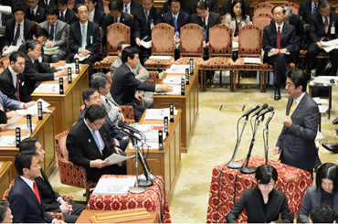 回答国会议员提问的总理