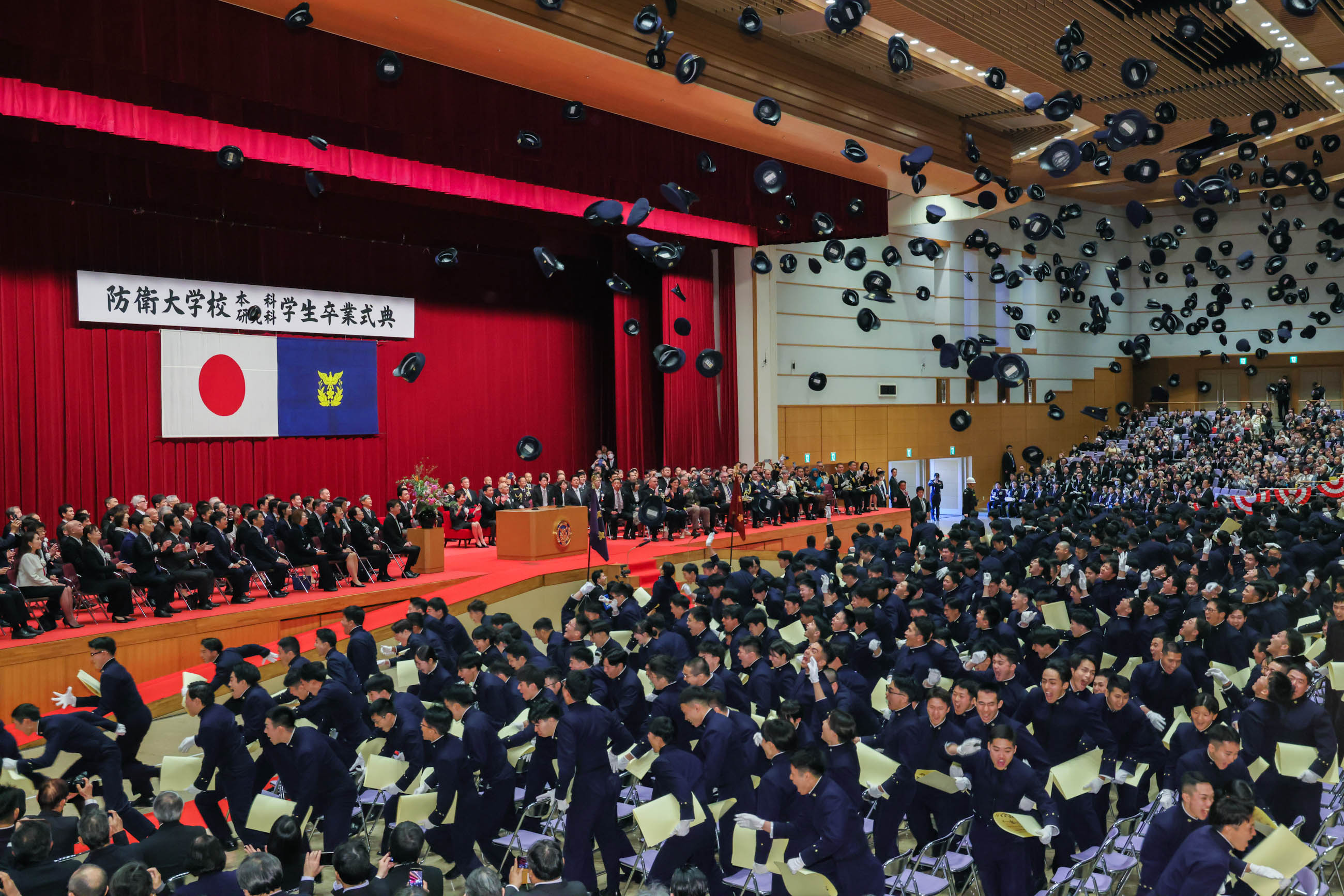 高市首相为毕业生送行