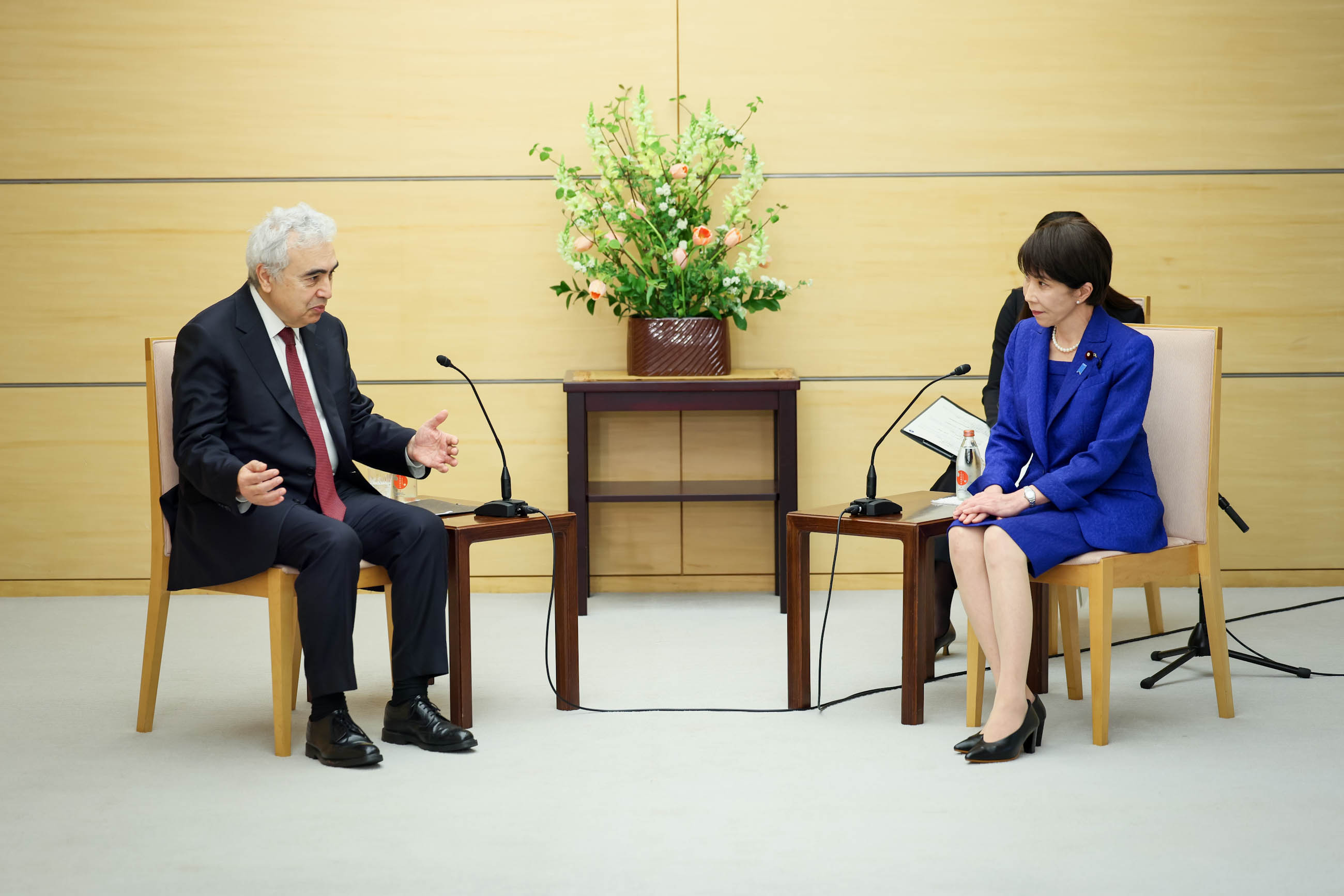 高市首相接受拜会2