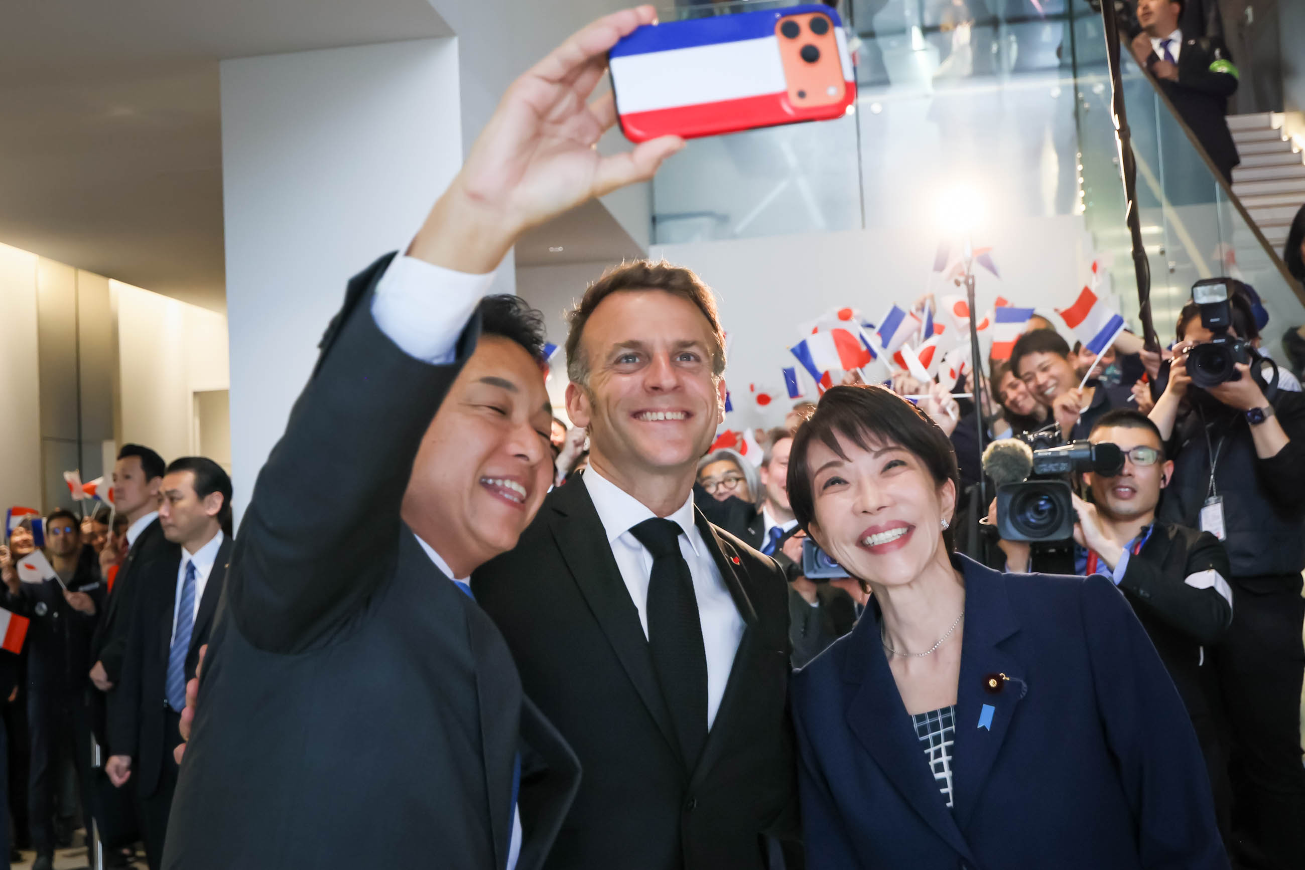 高市首相迎接马克龙总统2