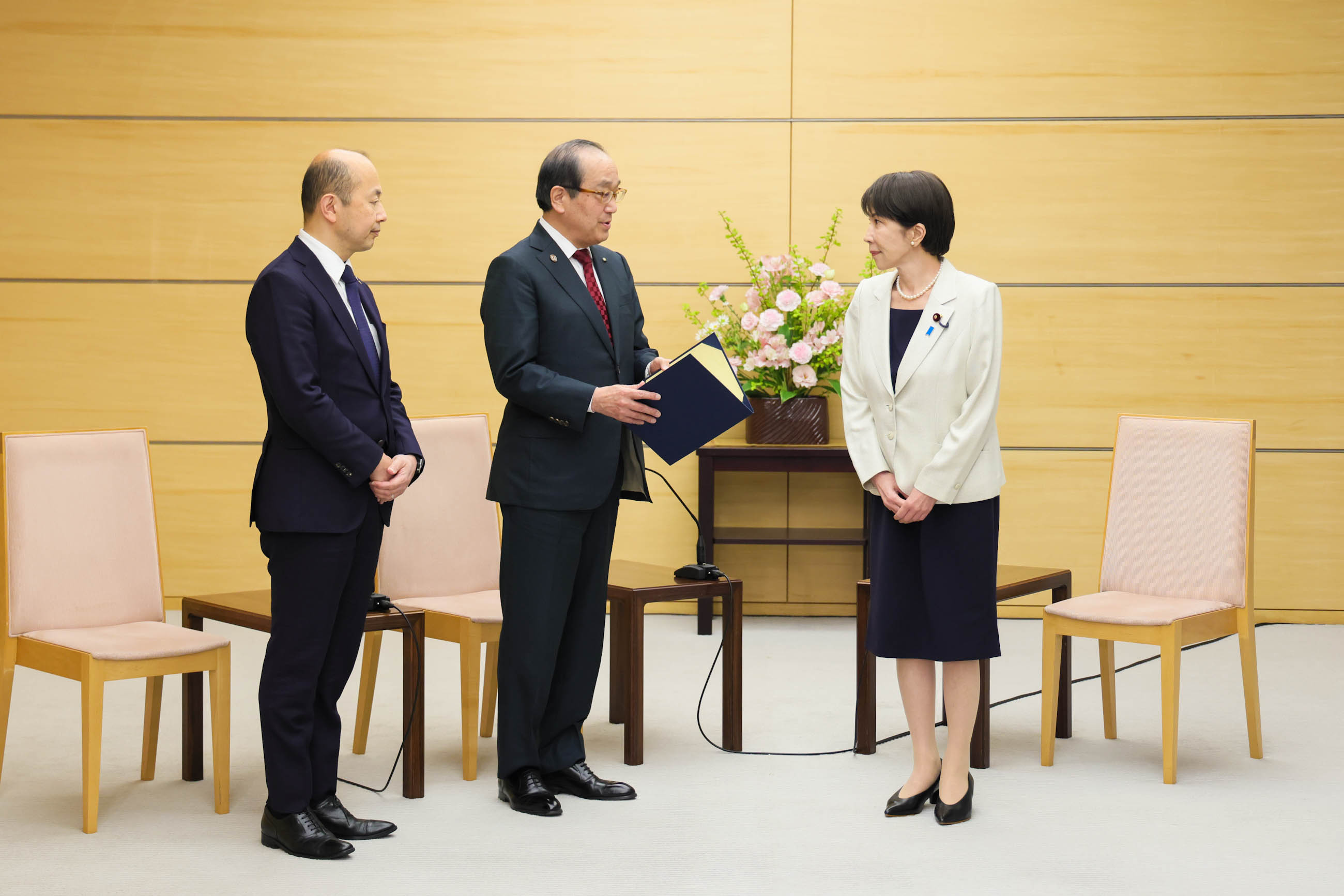 高市首相接受拜会2
