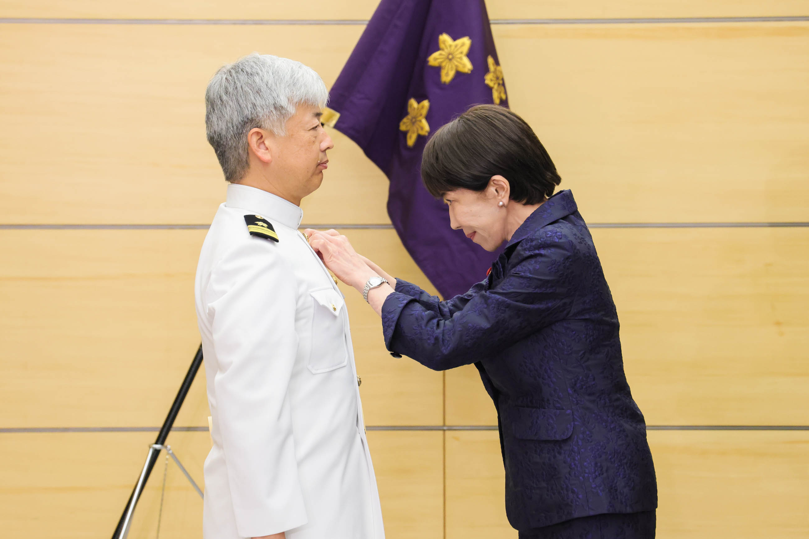 高市首相颁发奖状2