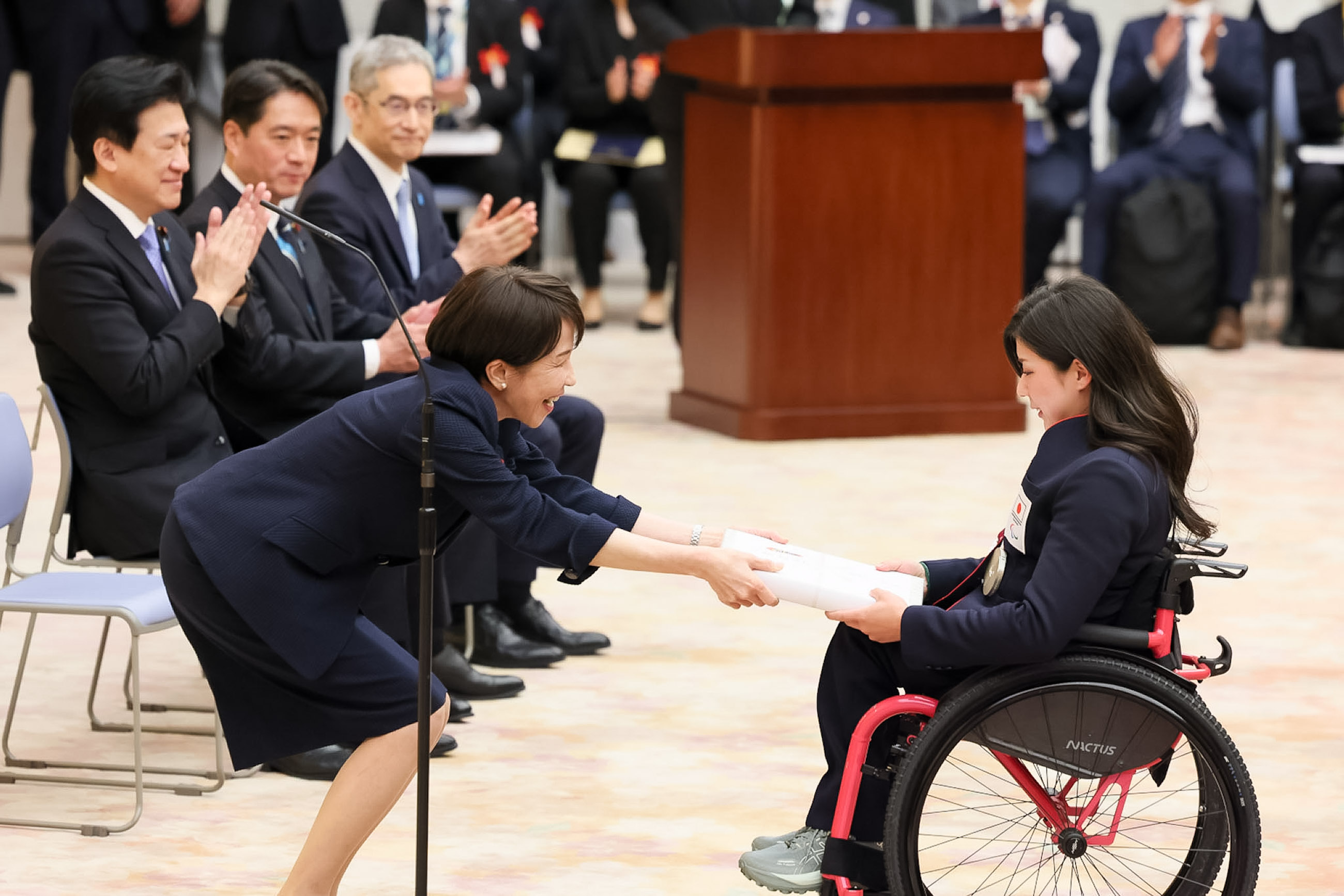 高市首相颁发感谢状1