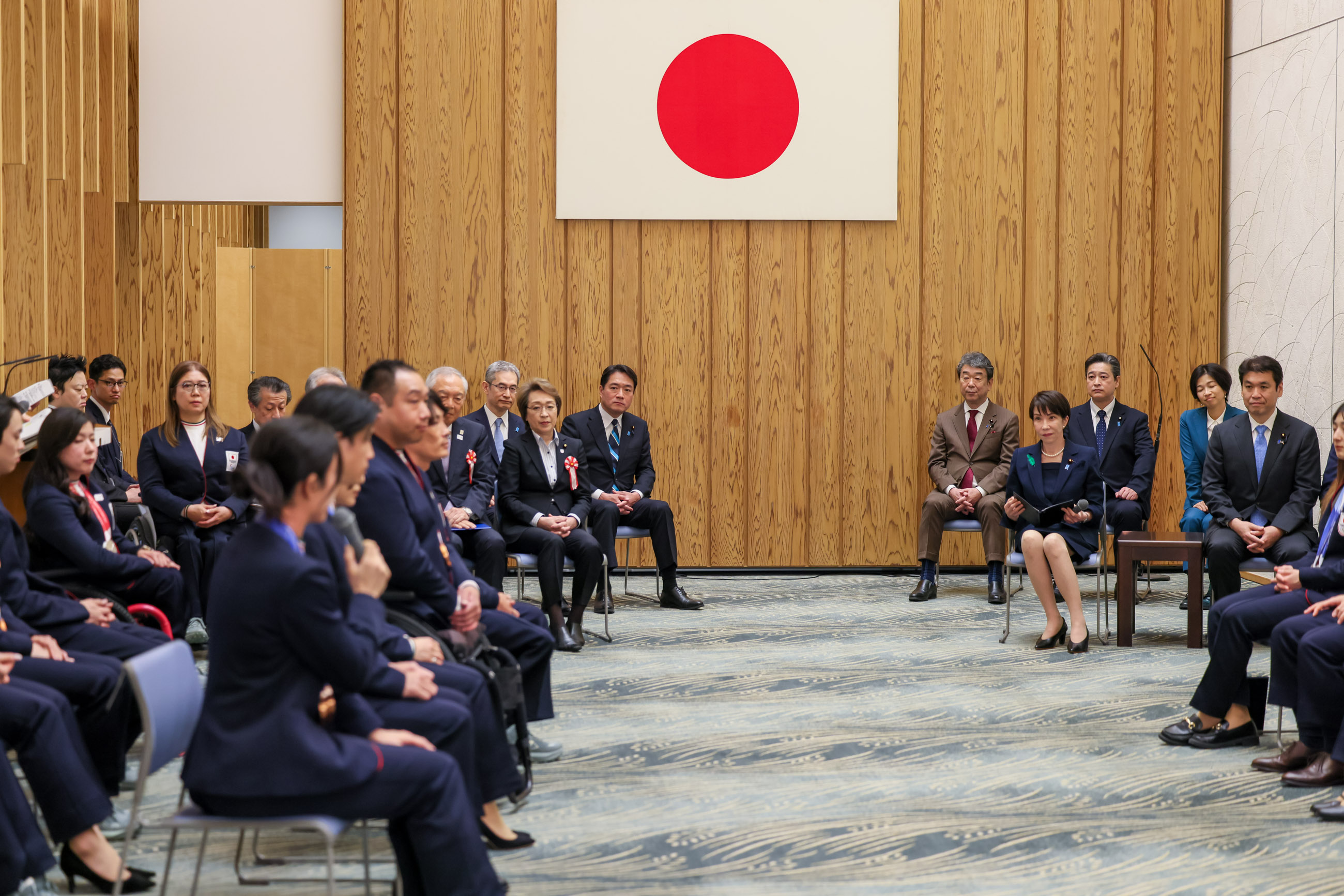 高市首相接受拜会9