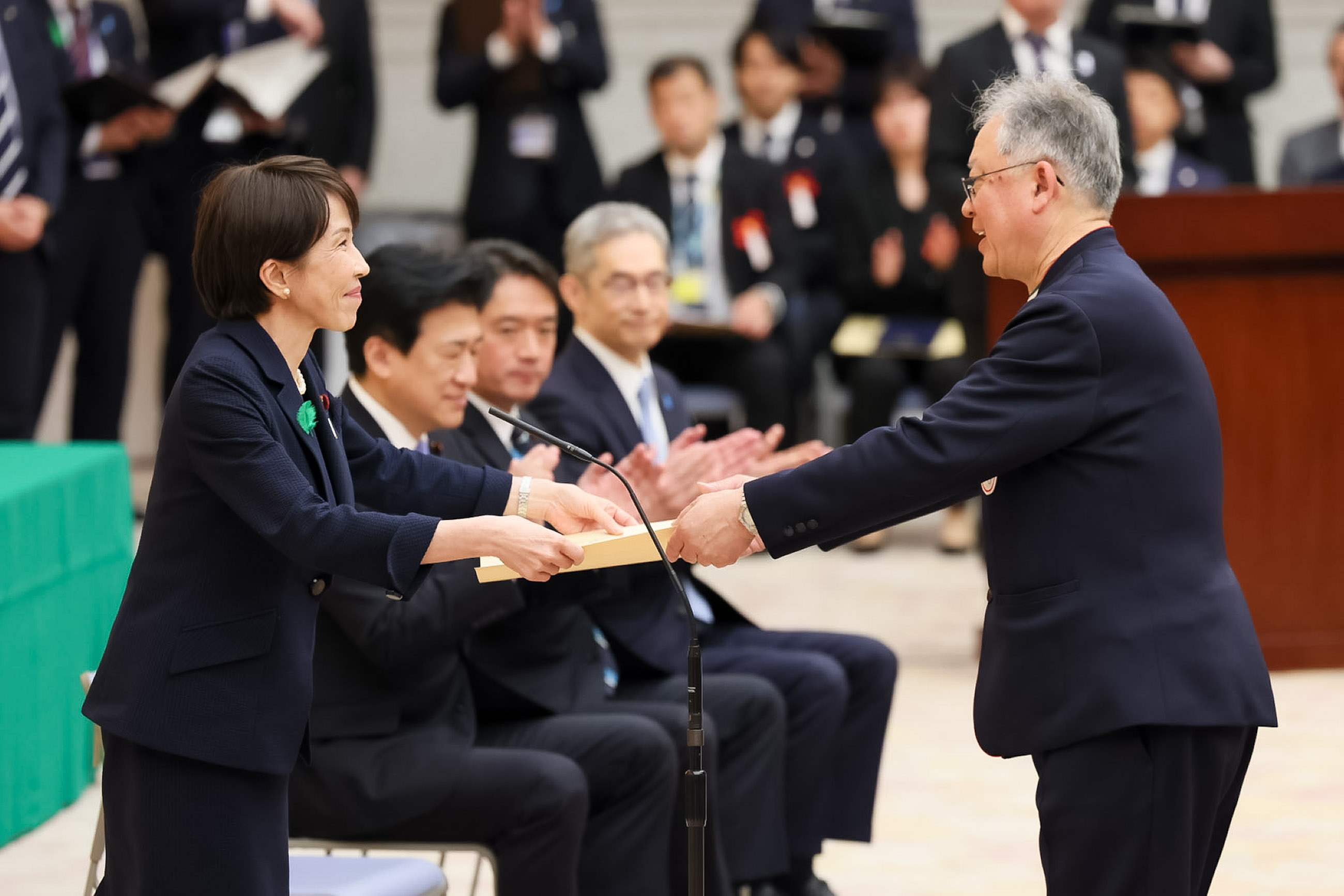 高市首相颁发感谢状3