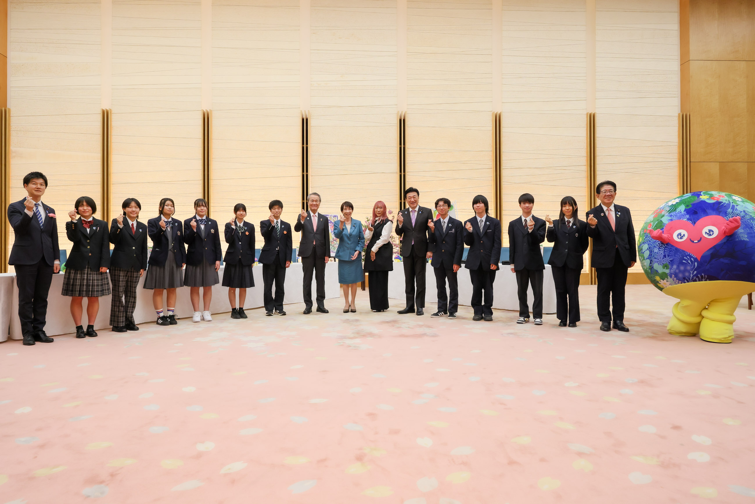高市首相接受拜会1