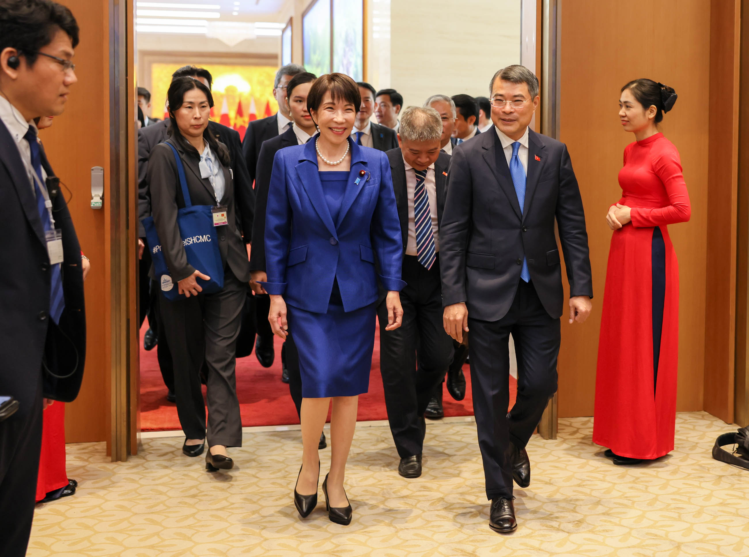 高市首相出席文件交换仪式及联合记者发布会
