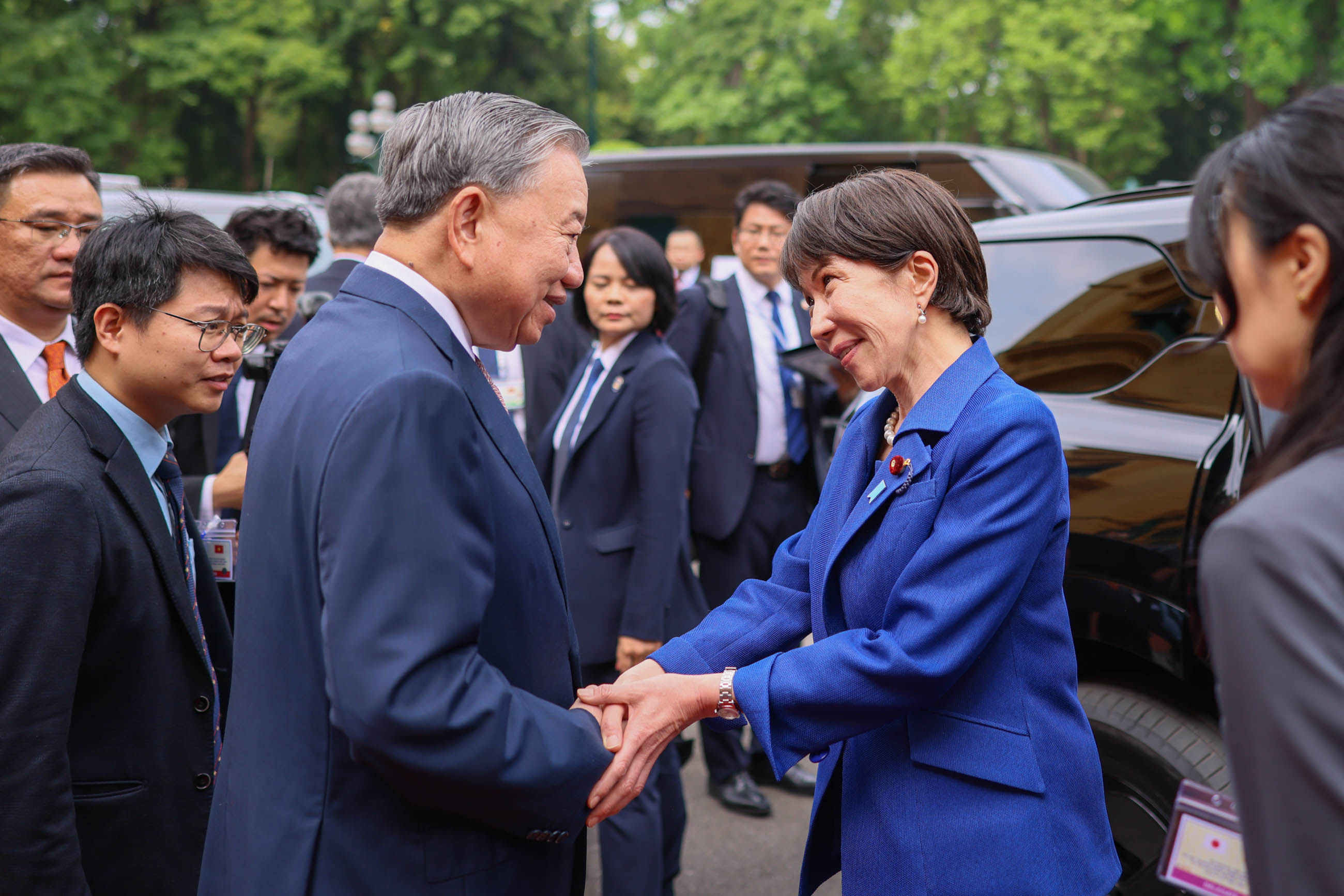 高市首相接受送行