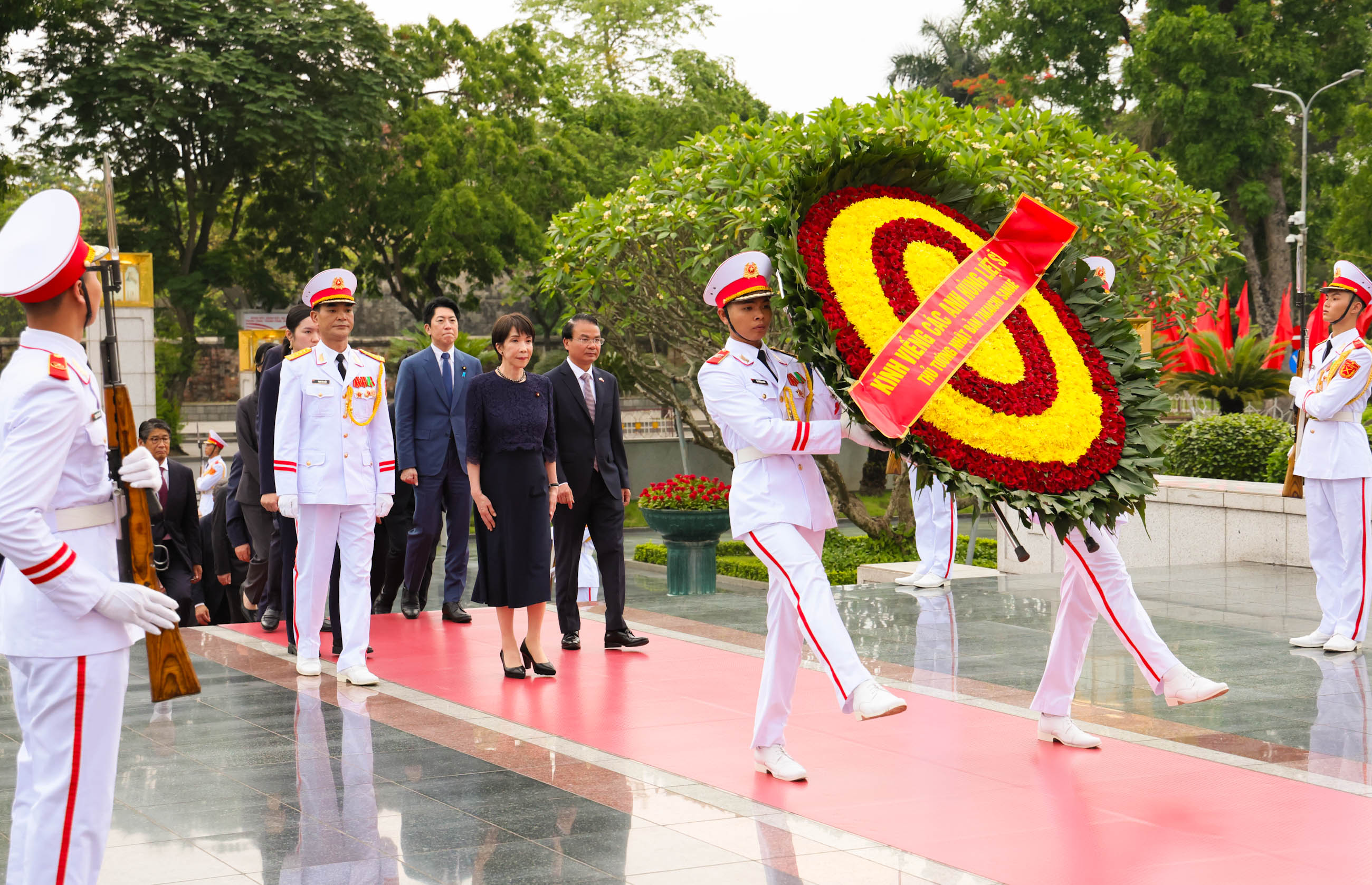 高市首相拜谒英雄烈士纪念碑2