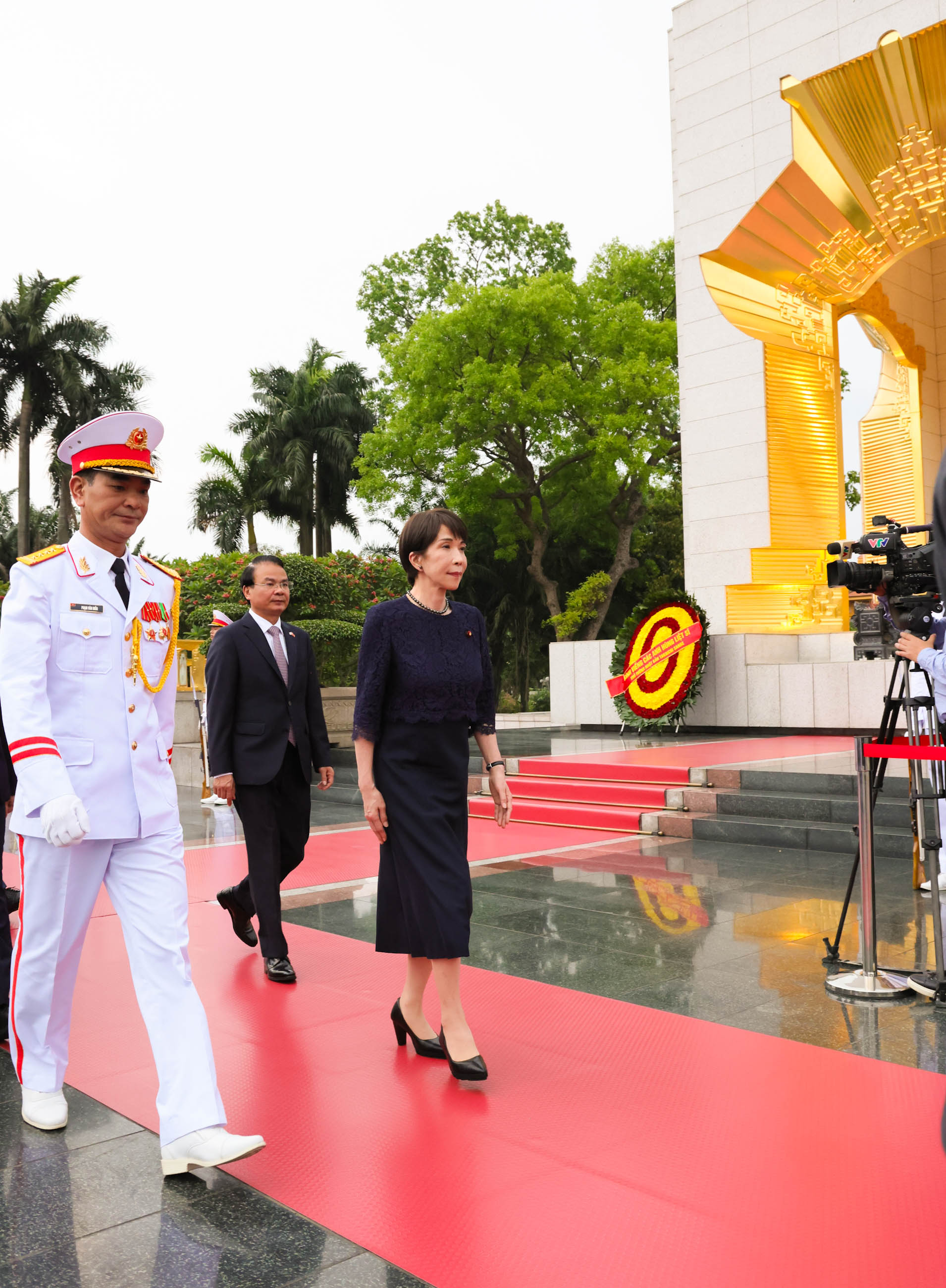 高市首相拜谒英雄烈士纪念碑5
