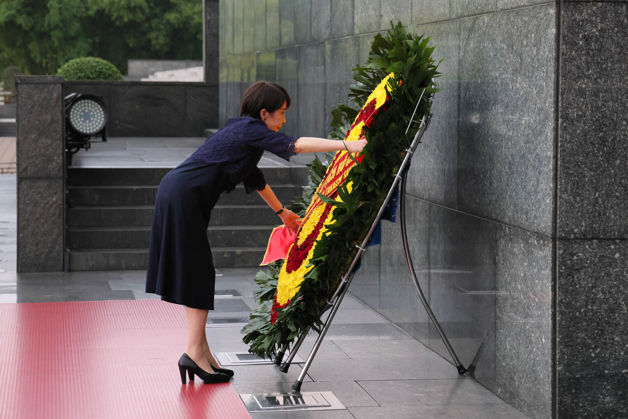高市首相拜谒胡志明主席陵墓3