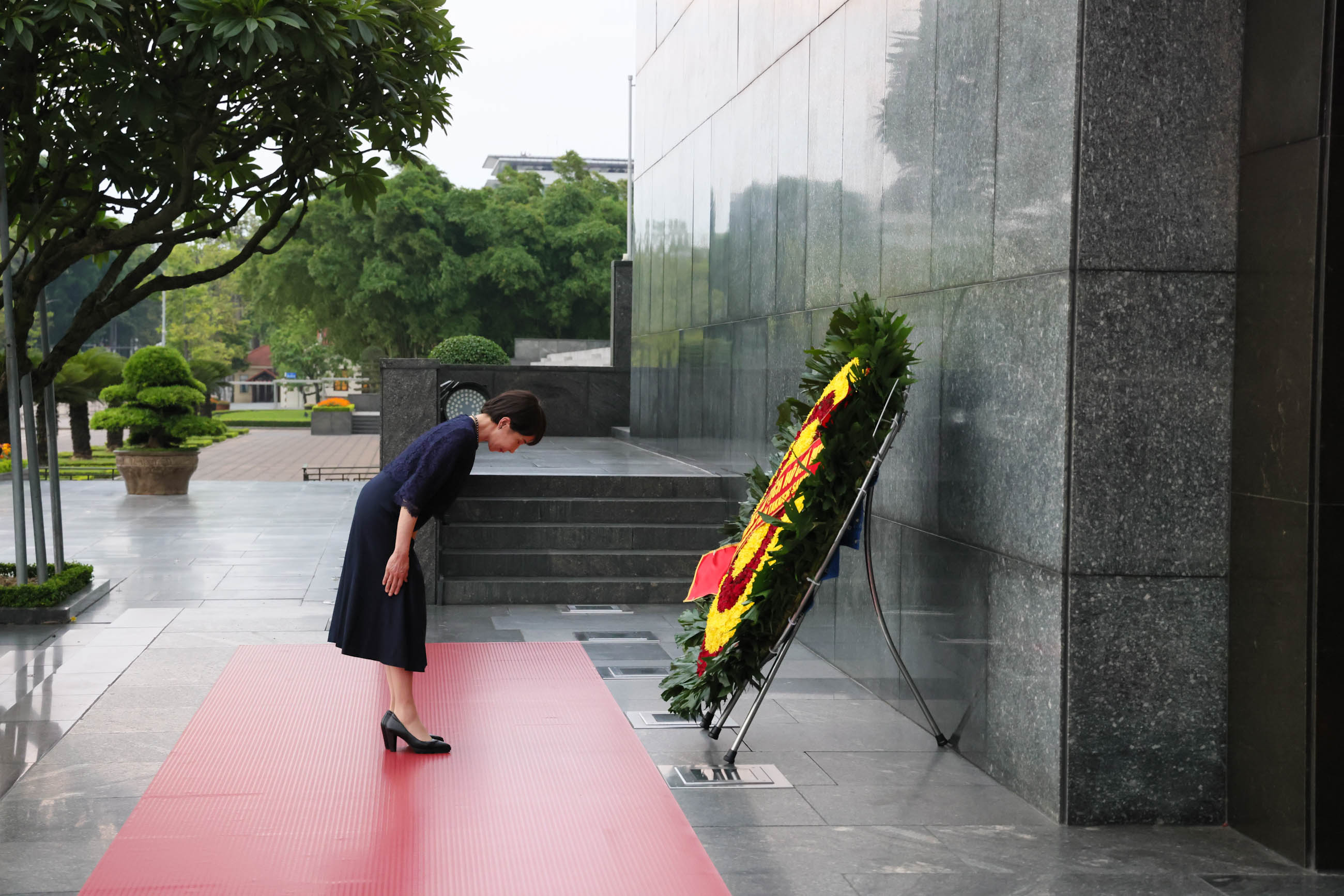 高市首相拜谒胡志明主席陵墓4