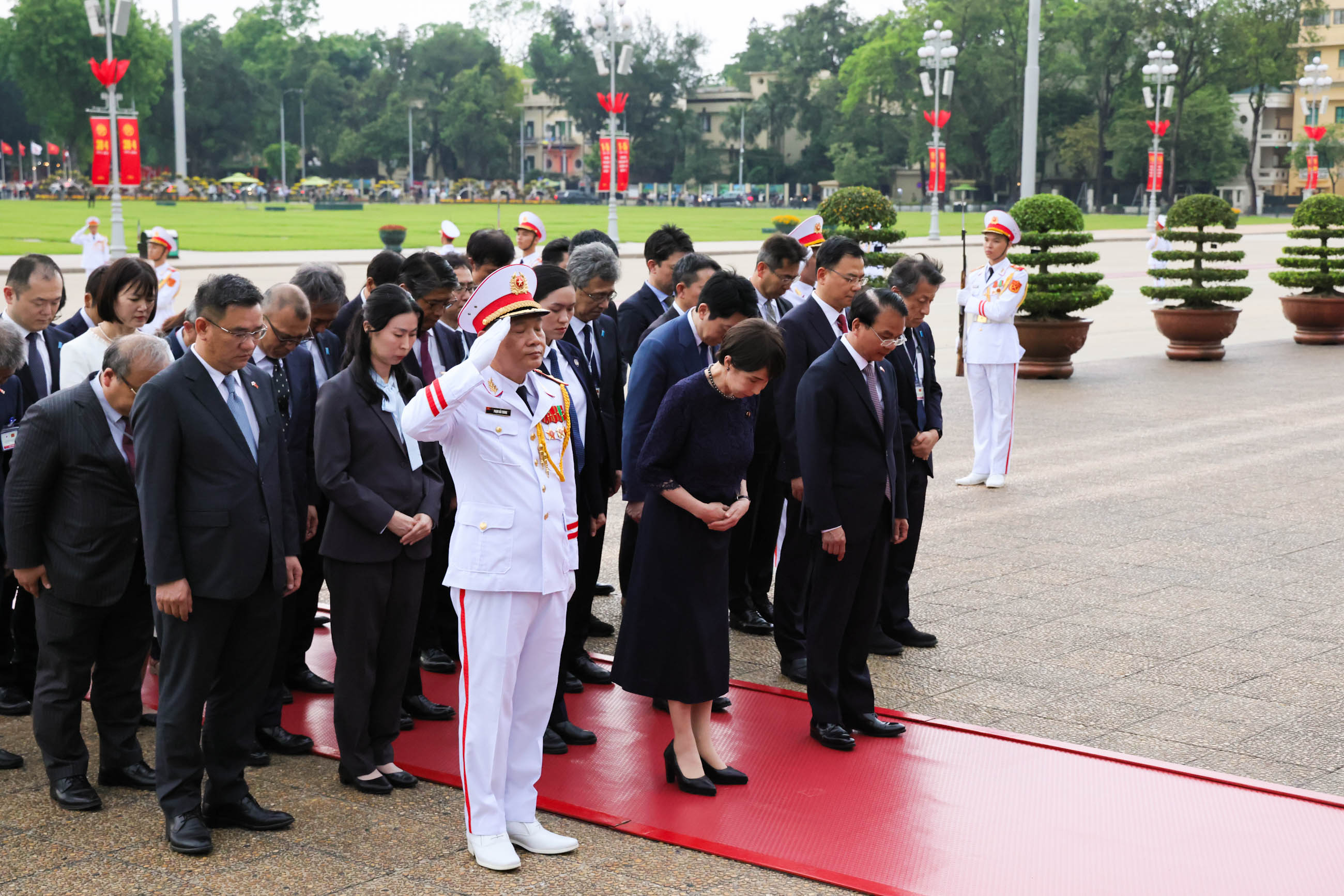 高市首相拜谒胡志明主席陵墓5