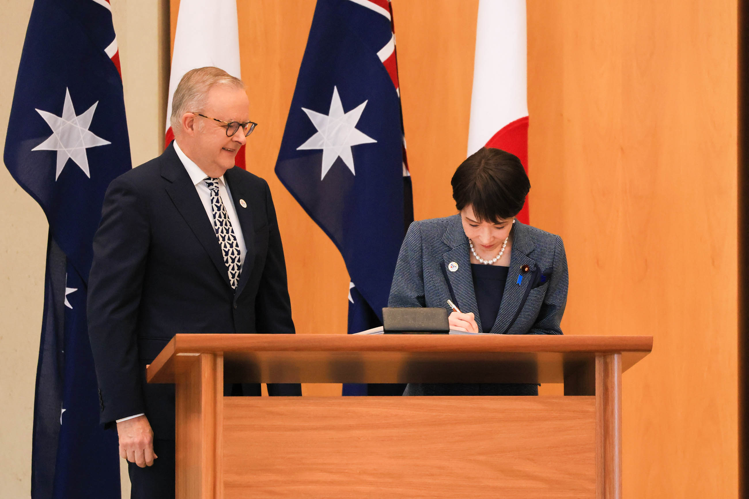 进行签名的高市首相1
