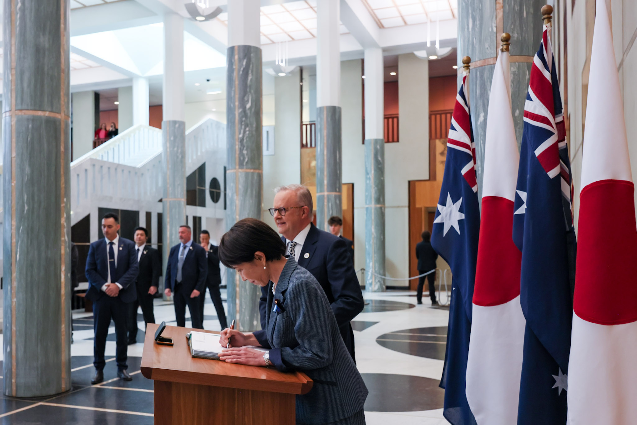 进行签名的高市首相2