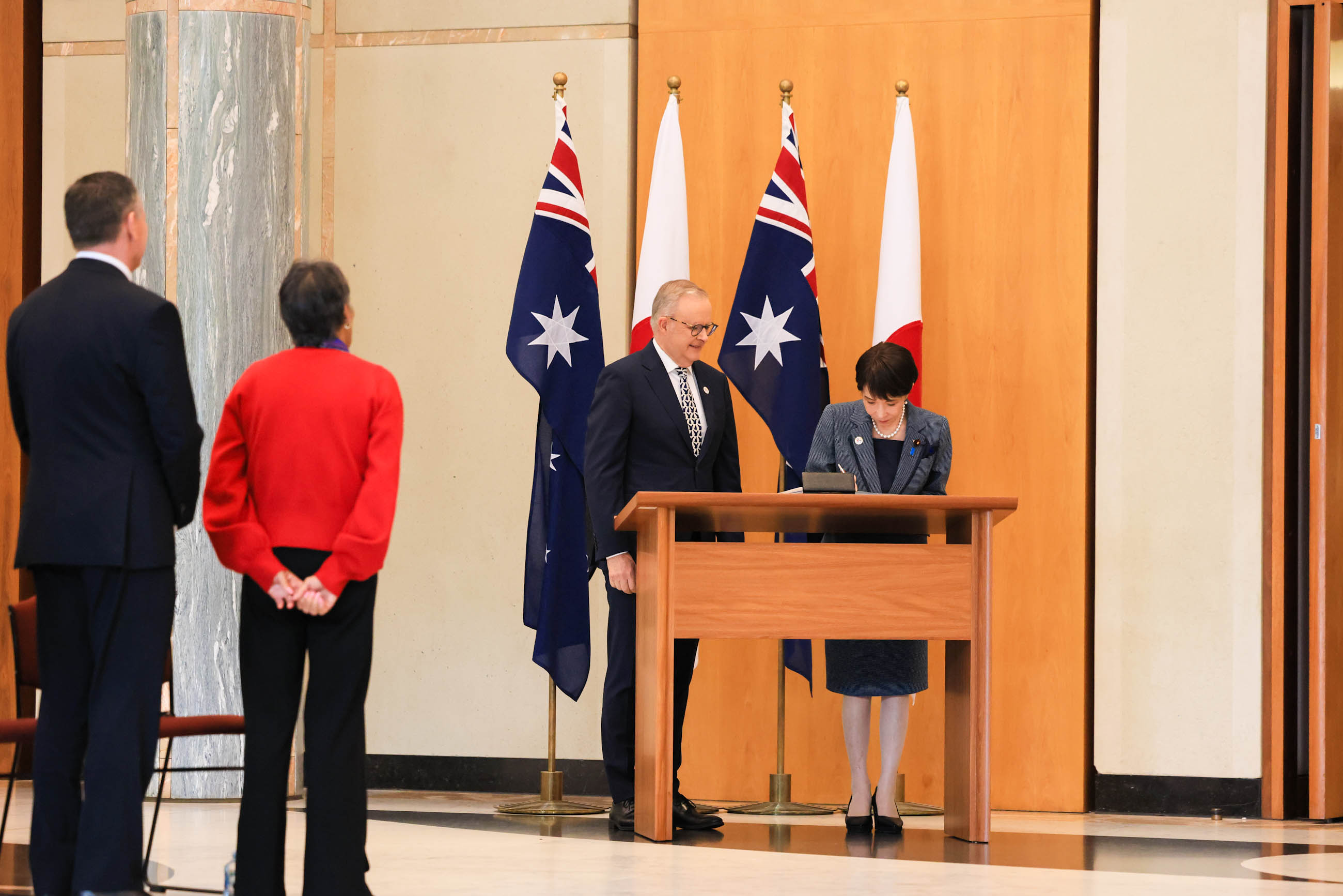 进行签名的高市首相3