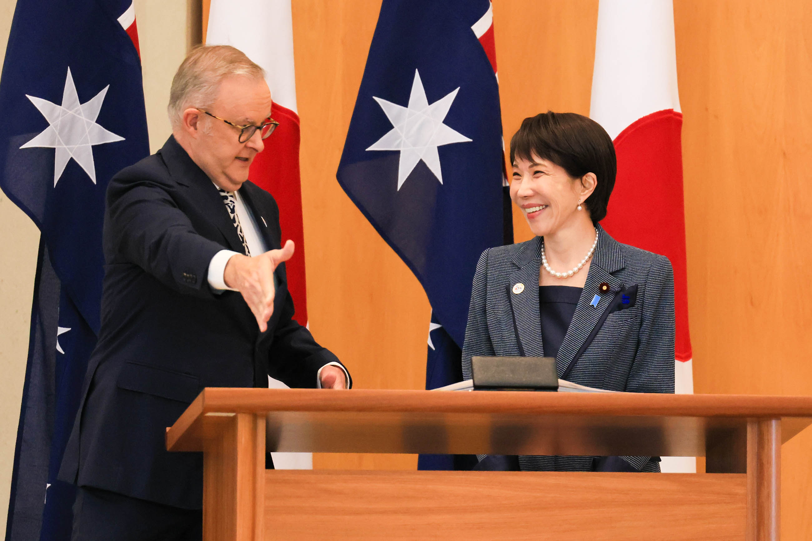 进行签名的高市首相4