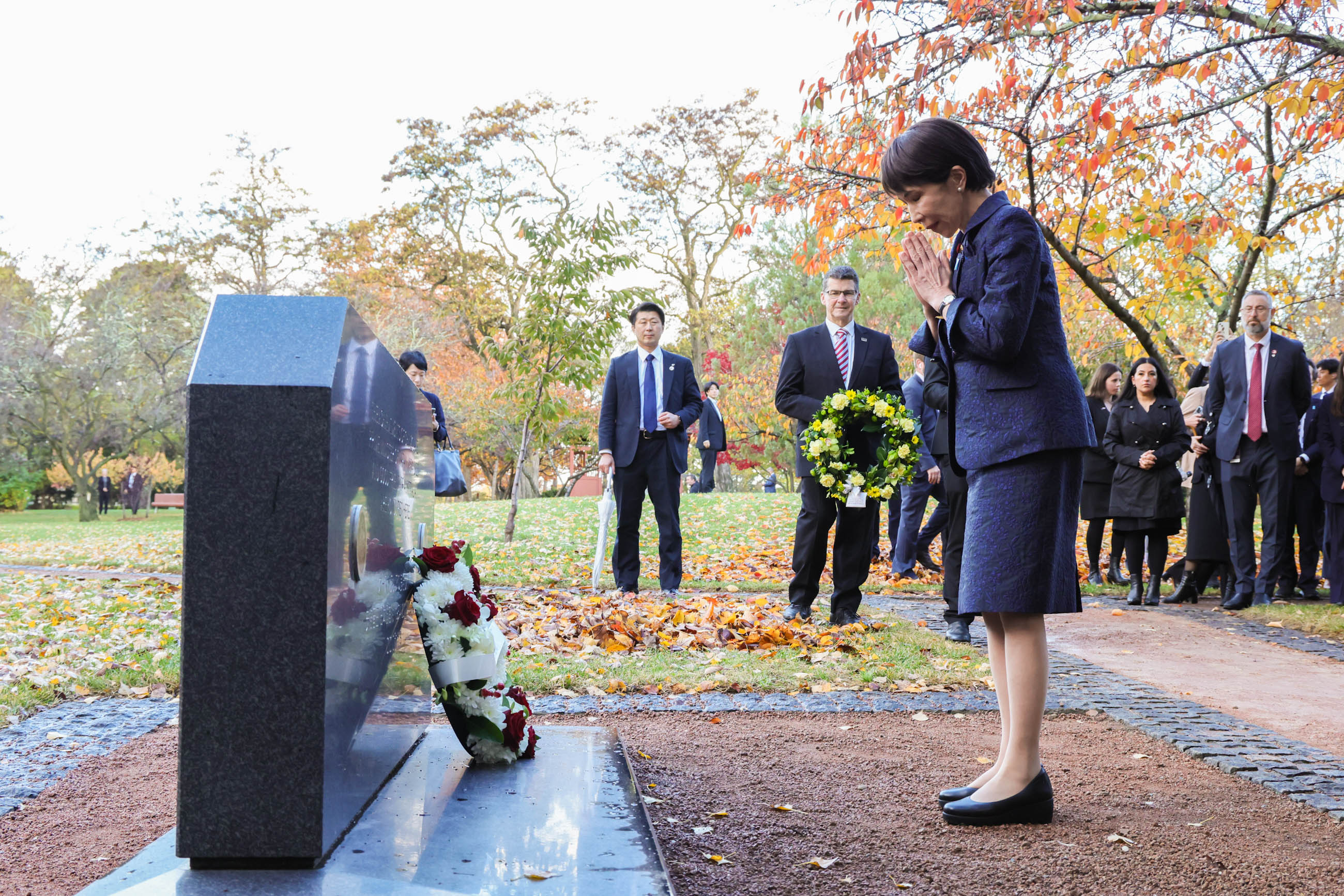 高市首相向为悼念已故安倍晋三首相的纪念碑献花1