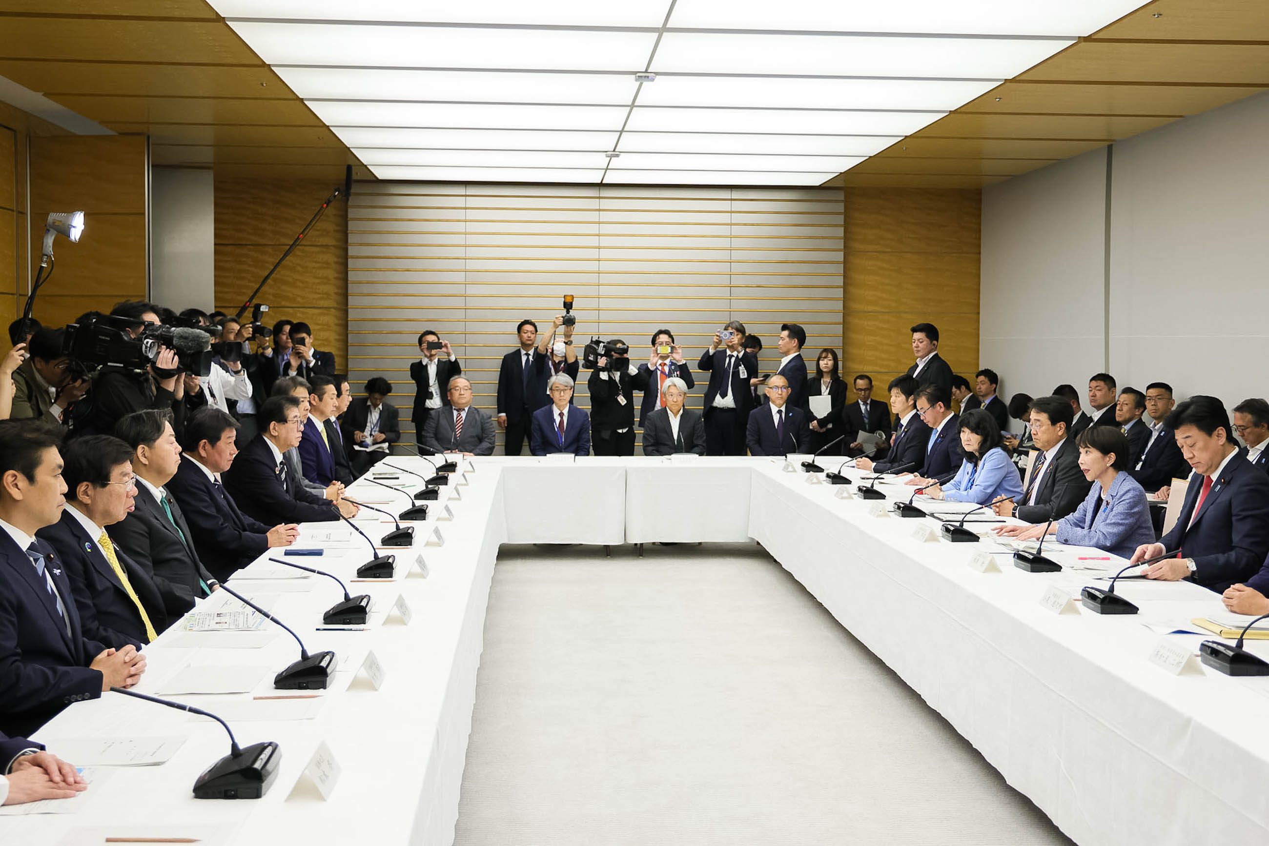 高市首相总结会议2