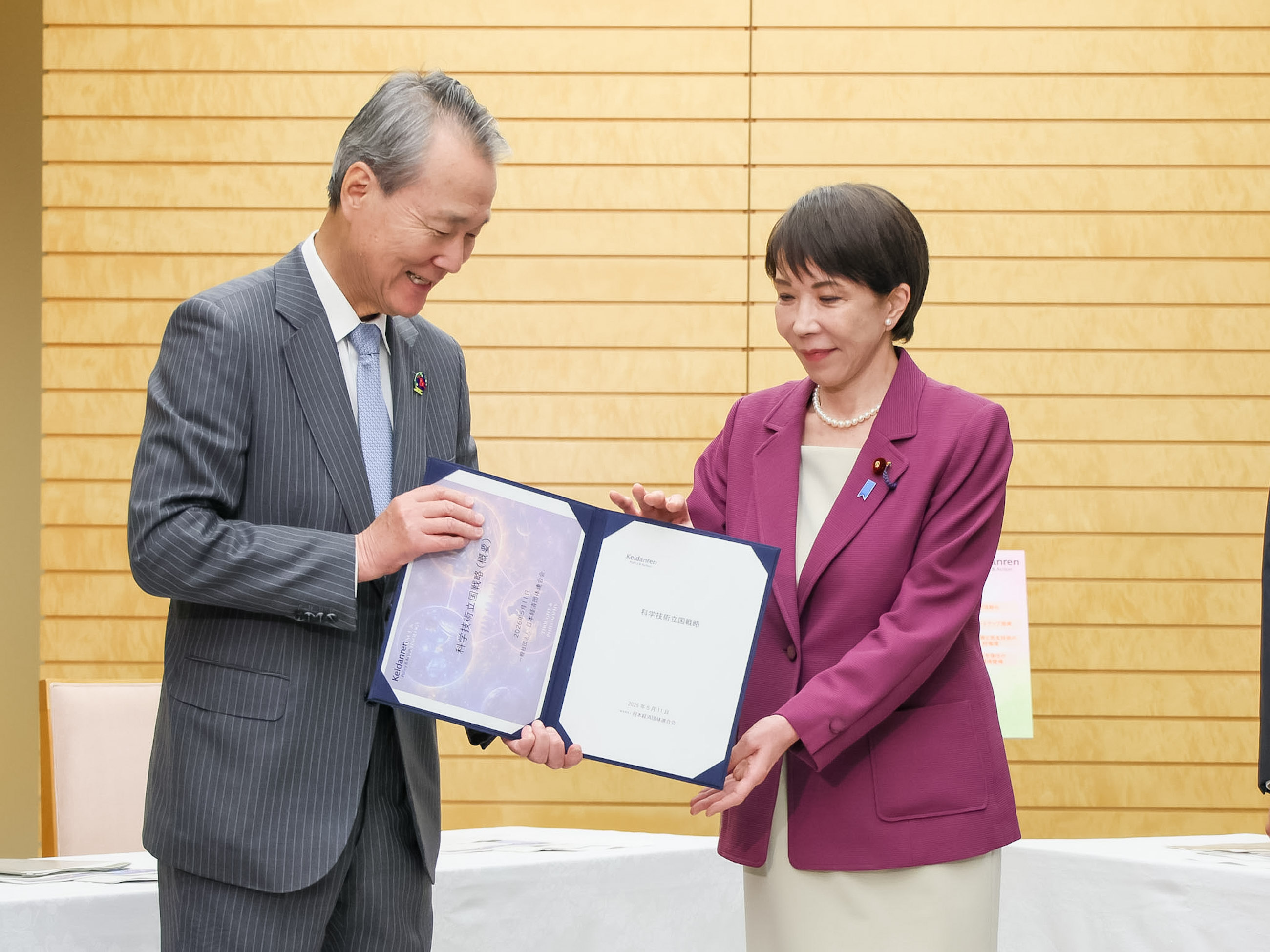 高市首相接受建议书2