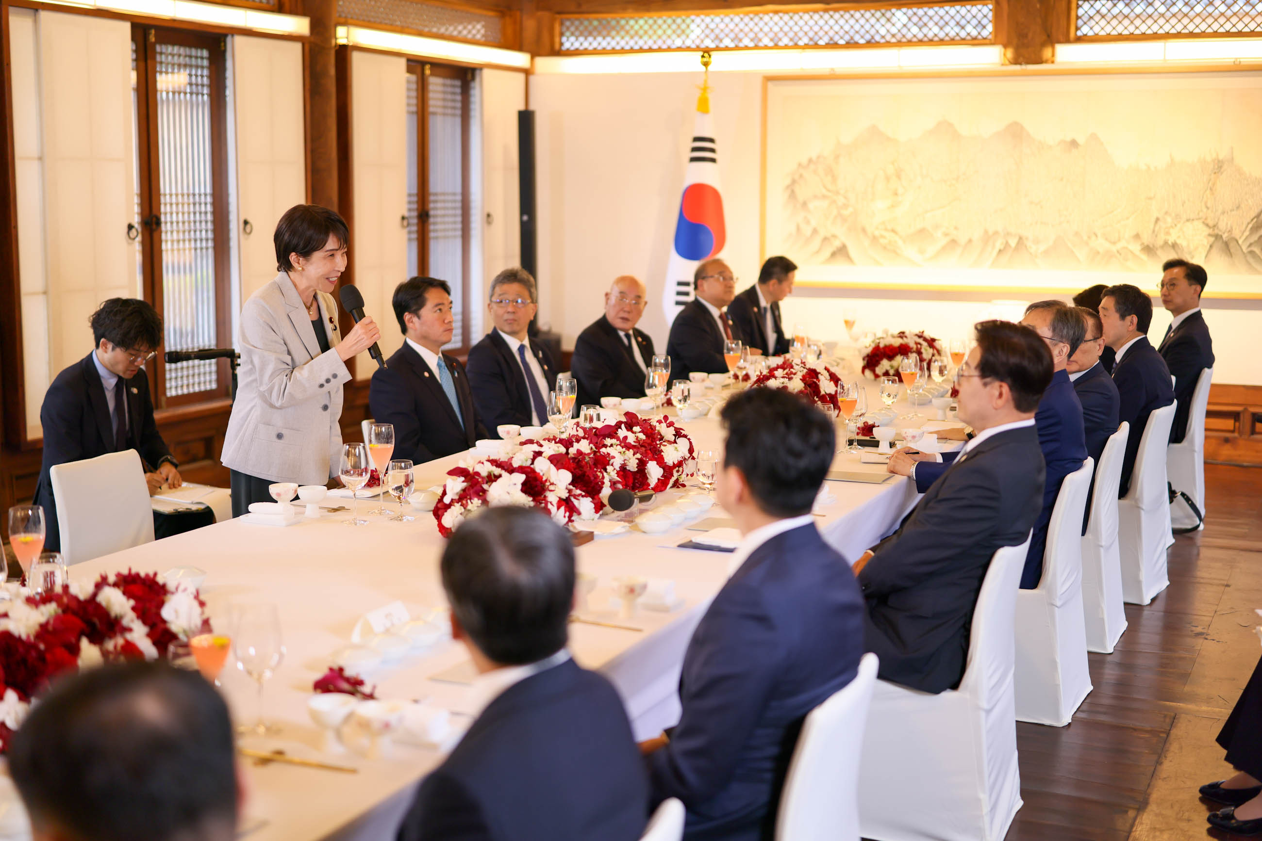 出席晚餐会的高市首相2