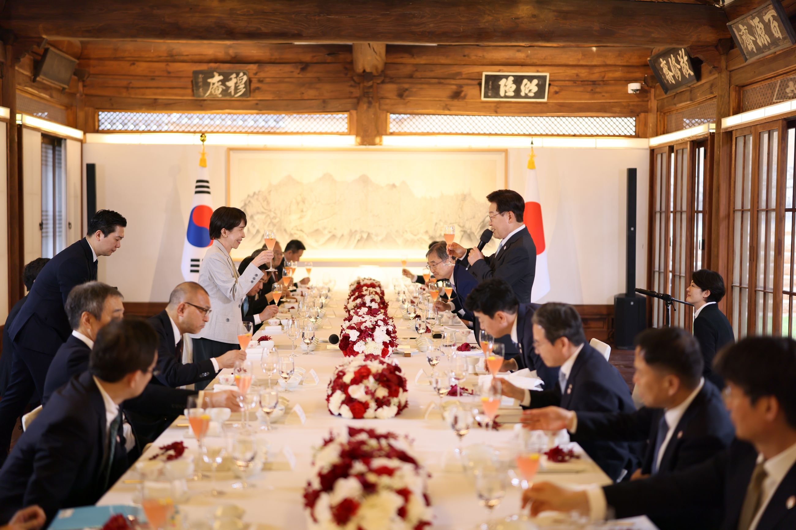 出席晚餐会的高市首相4