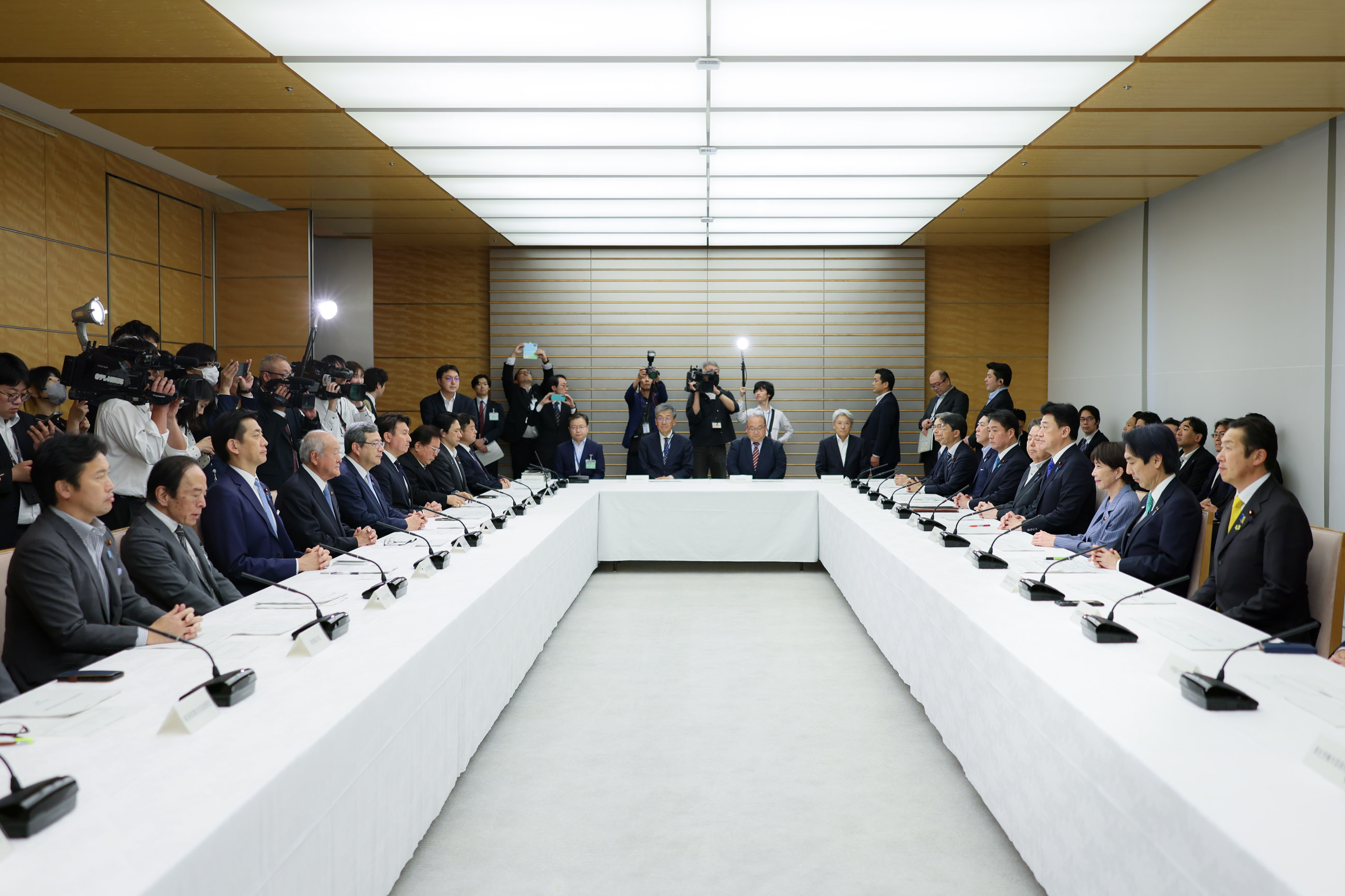 高市首相出席会议2