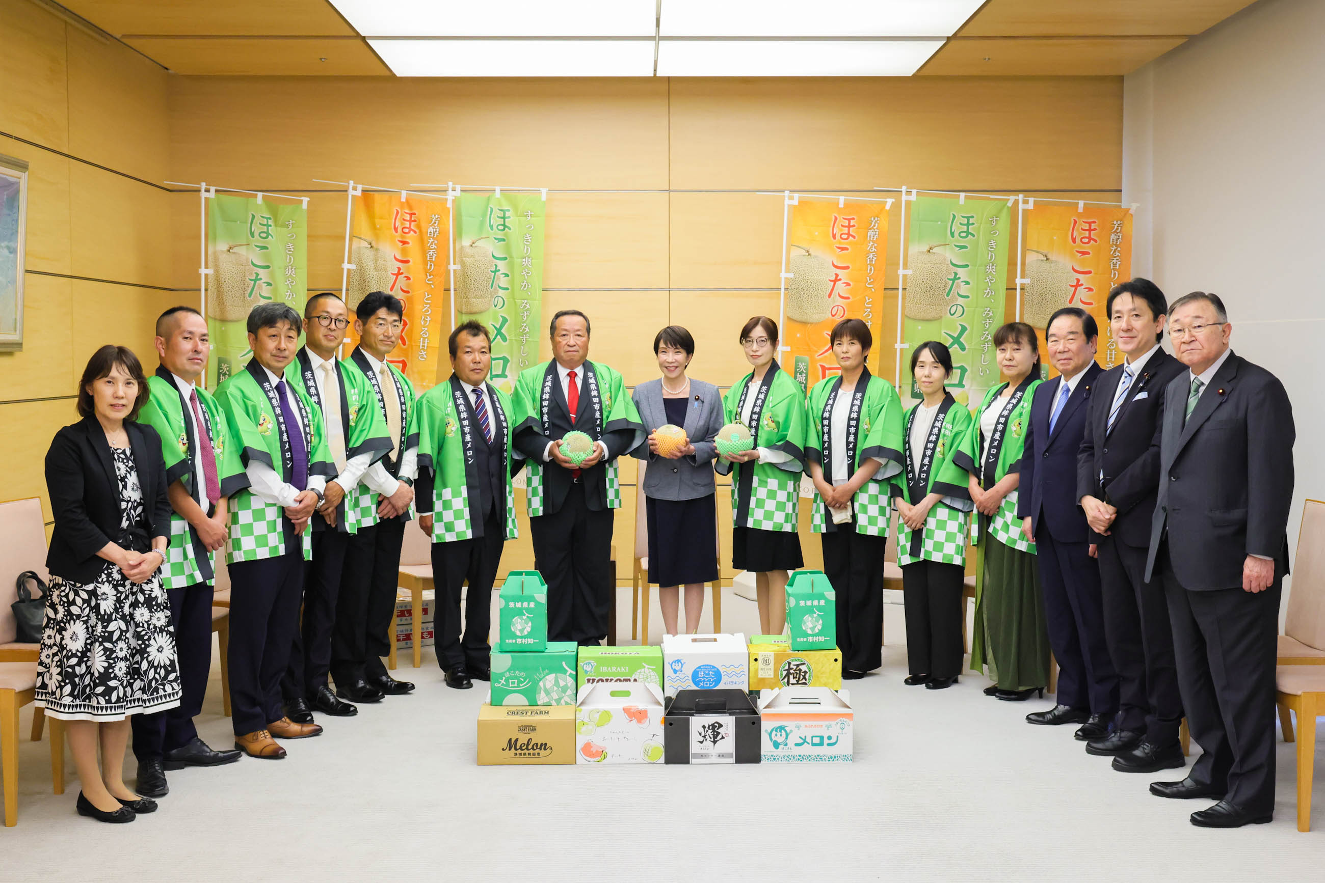 高市首相接受赠送1
