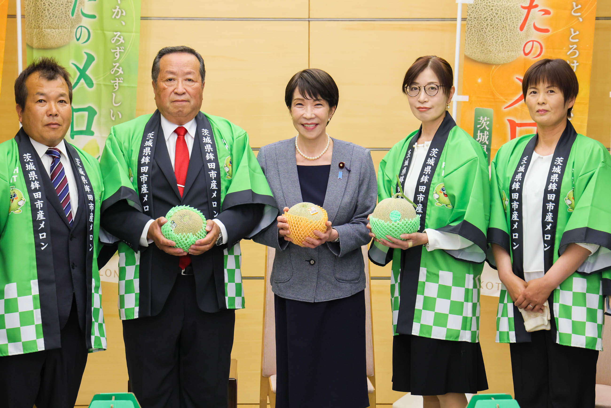 高市首相接受赠送2