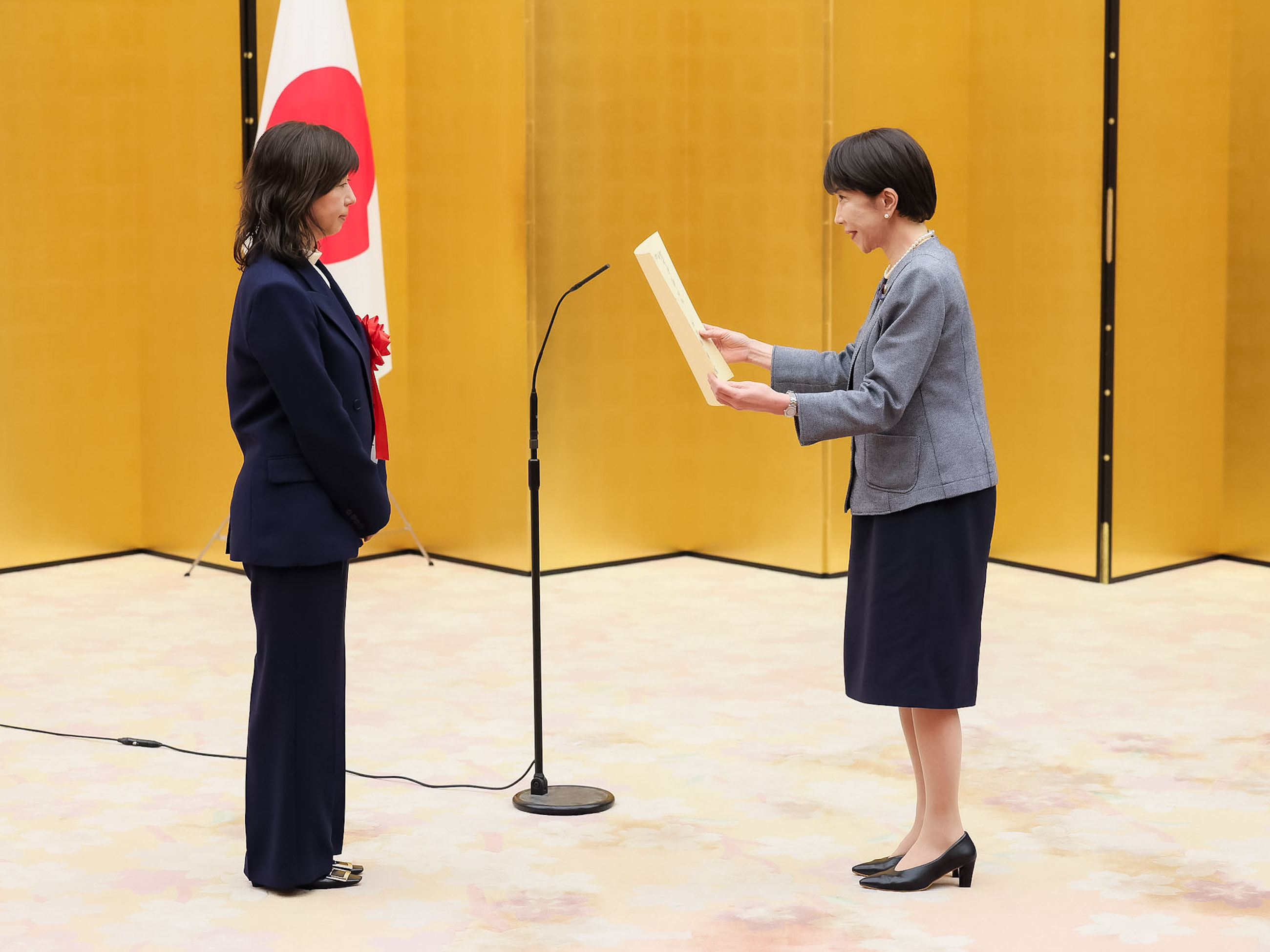 高市首相颁发表彰状1