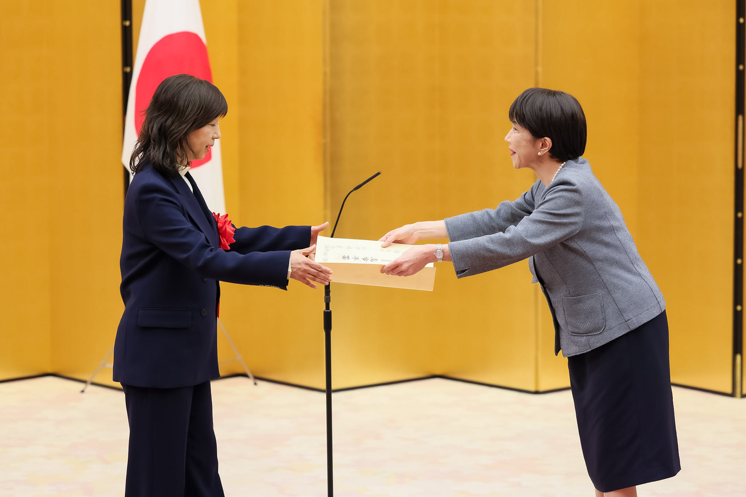 高市首相颁发表彰状2