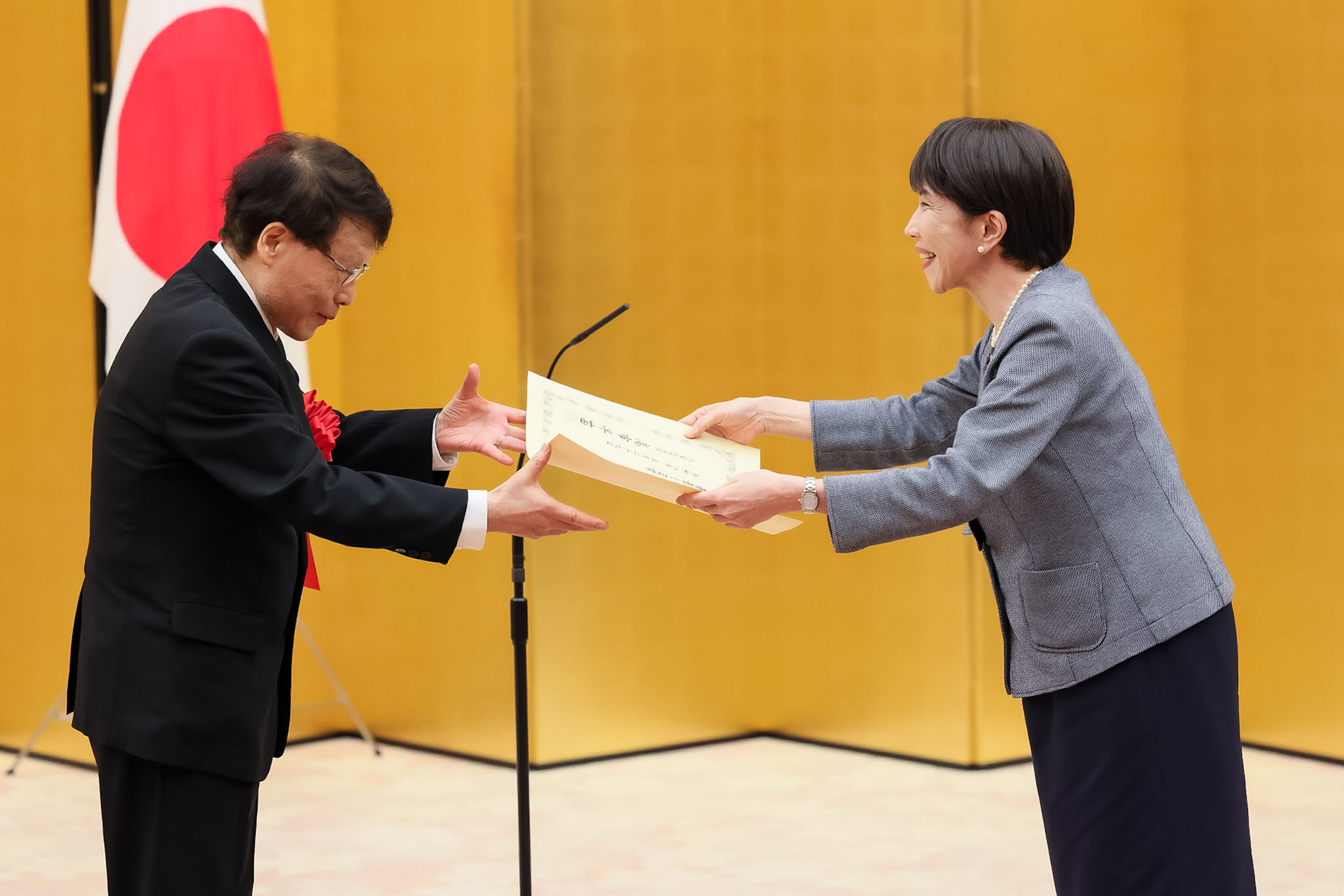 高市首相颁发表彰状3