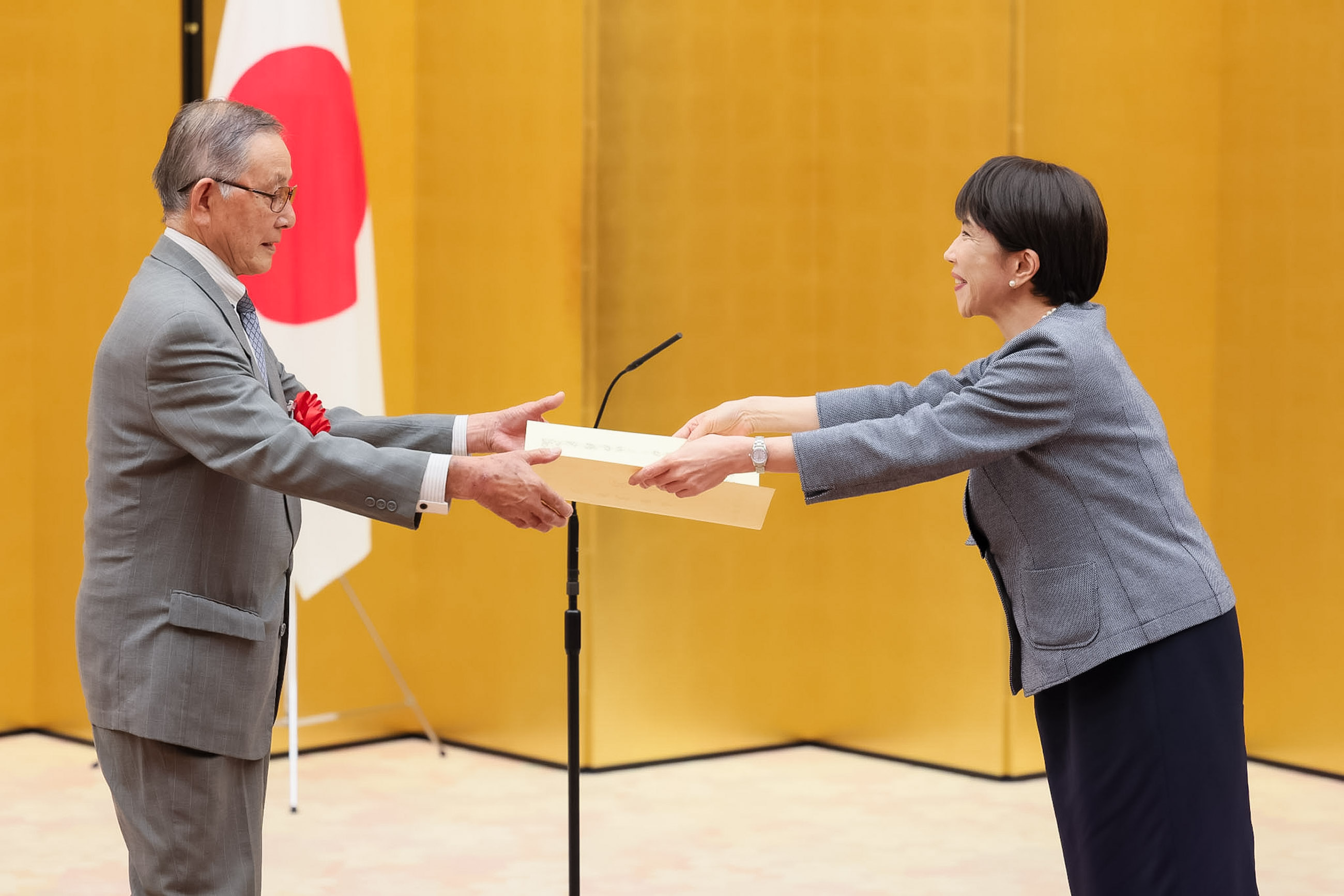 高市首相颁发表彰状4