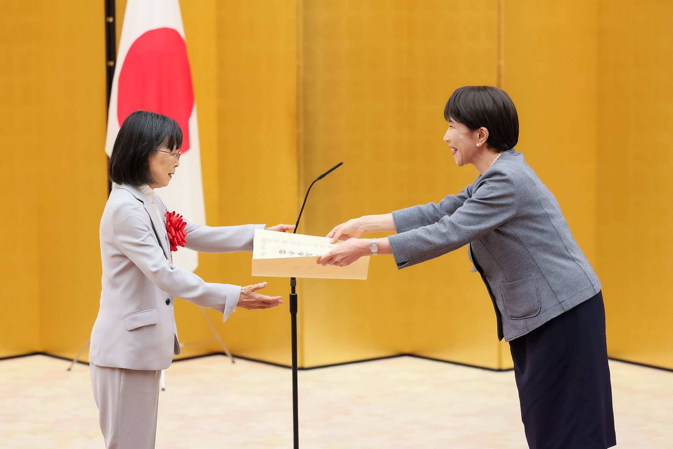 高市首相颁发表彰状5