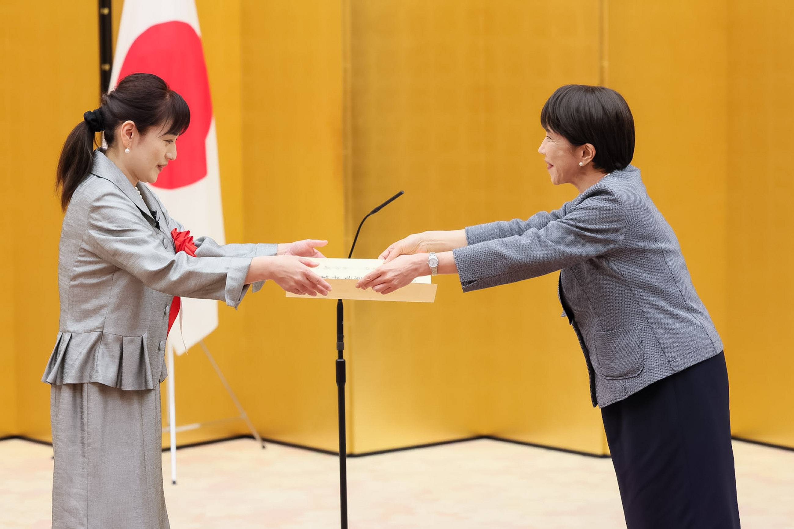 高市首相颁发表彰状6