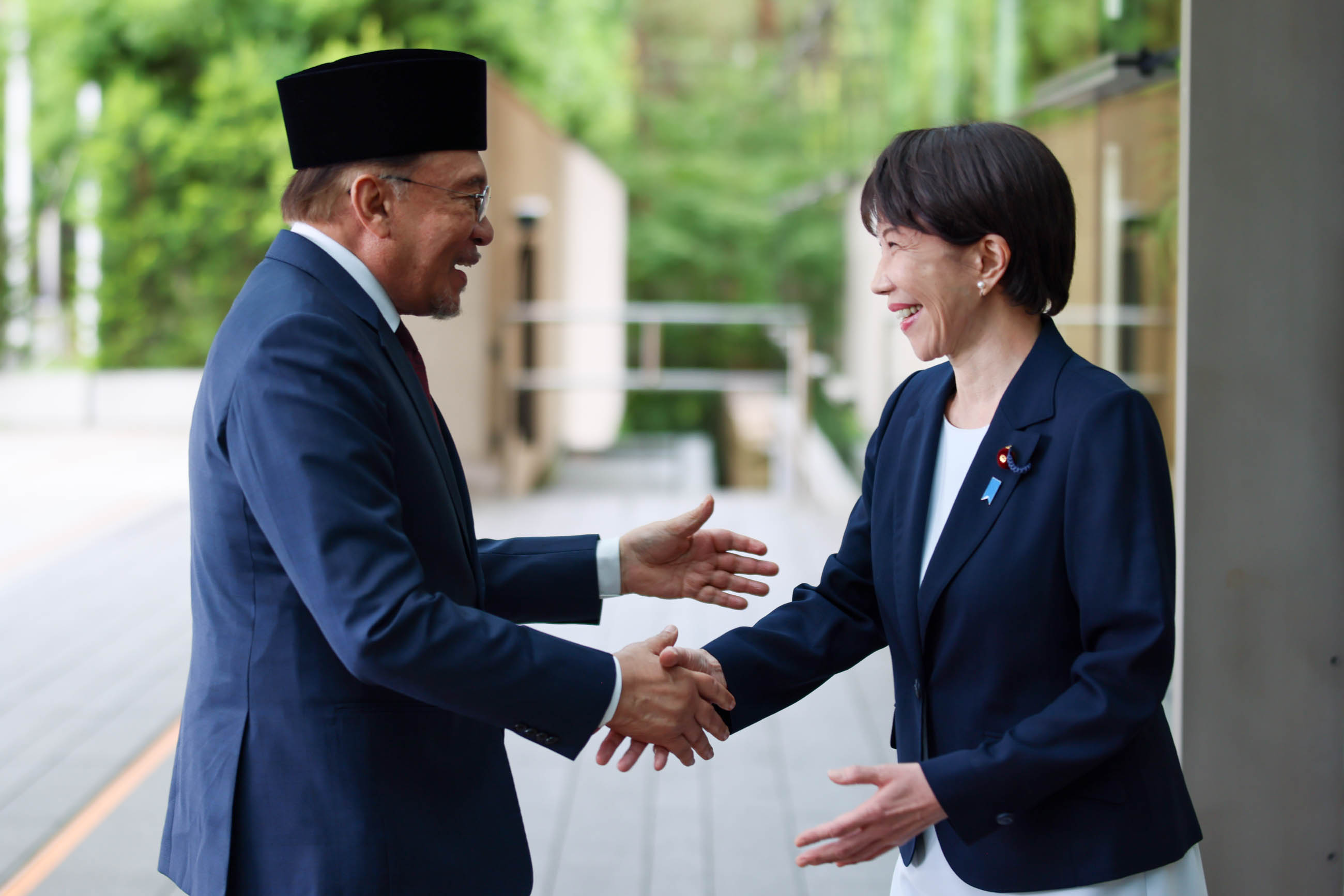 高市首相迎接安瓦尔总理