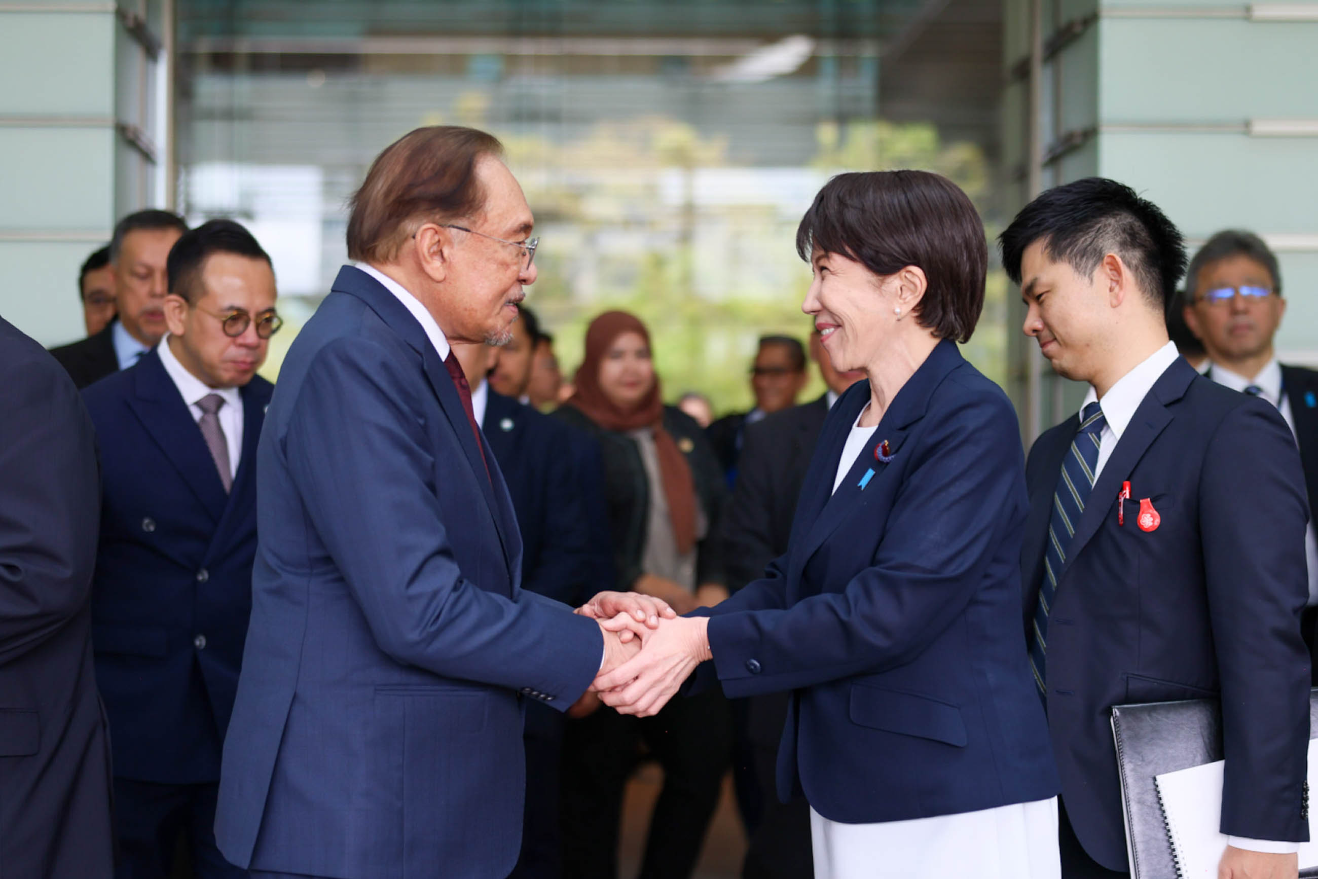 高市首相为安瓦尔总理送行