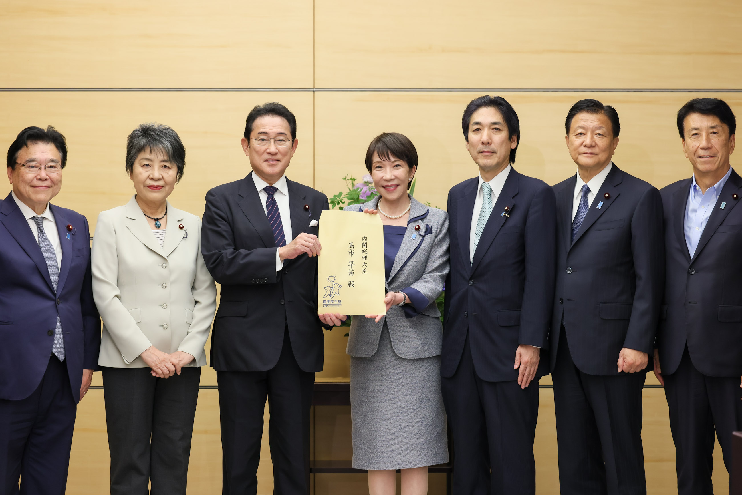 高市首相接受建议书2