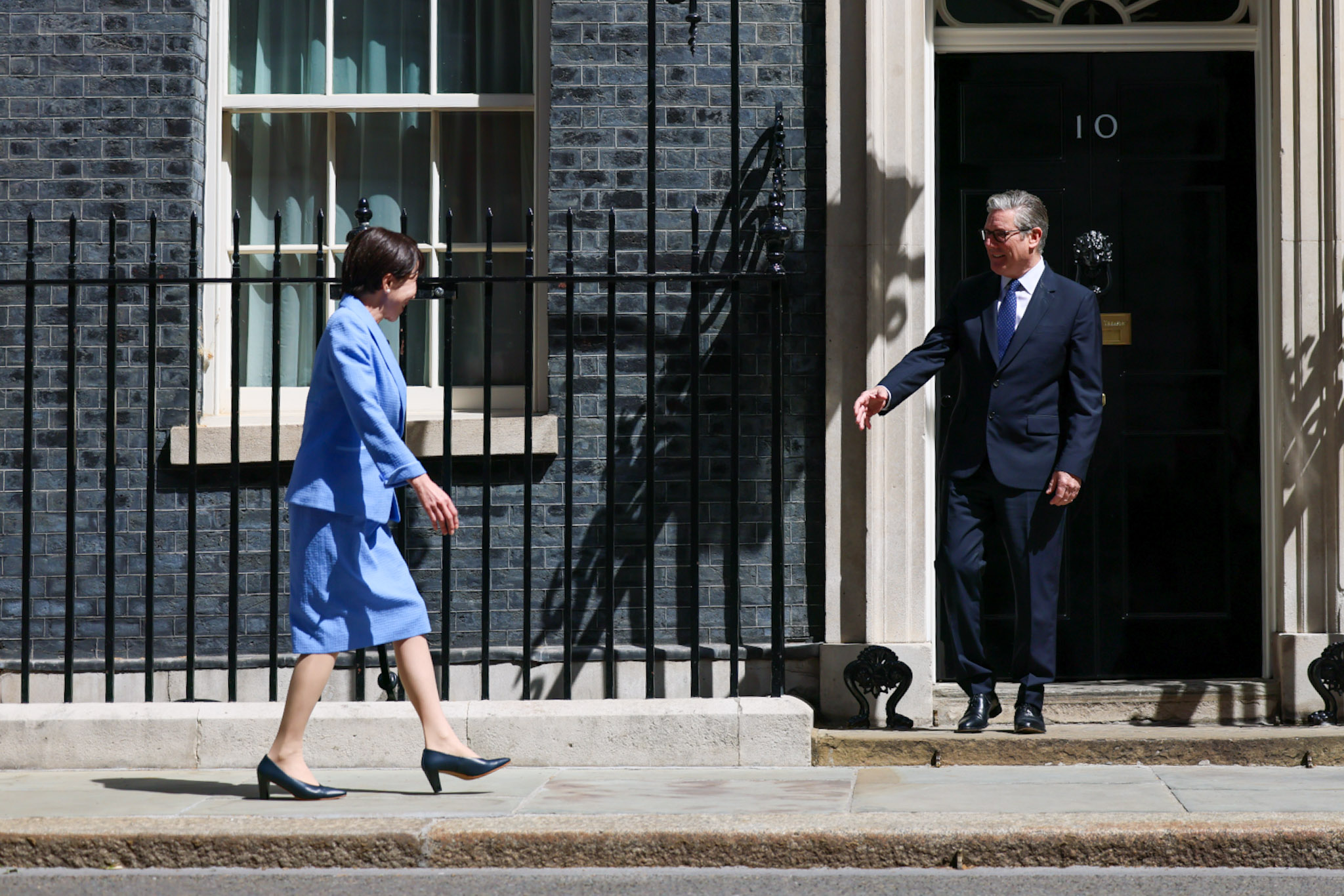 受到斯塔默首相欢迎的高市首相1