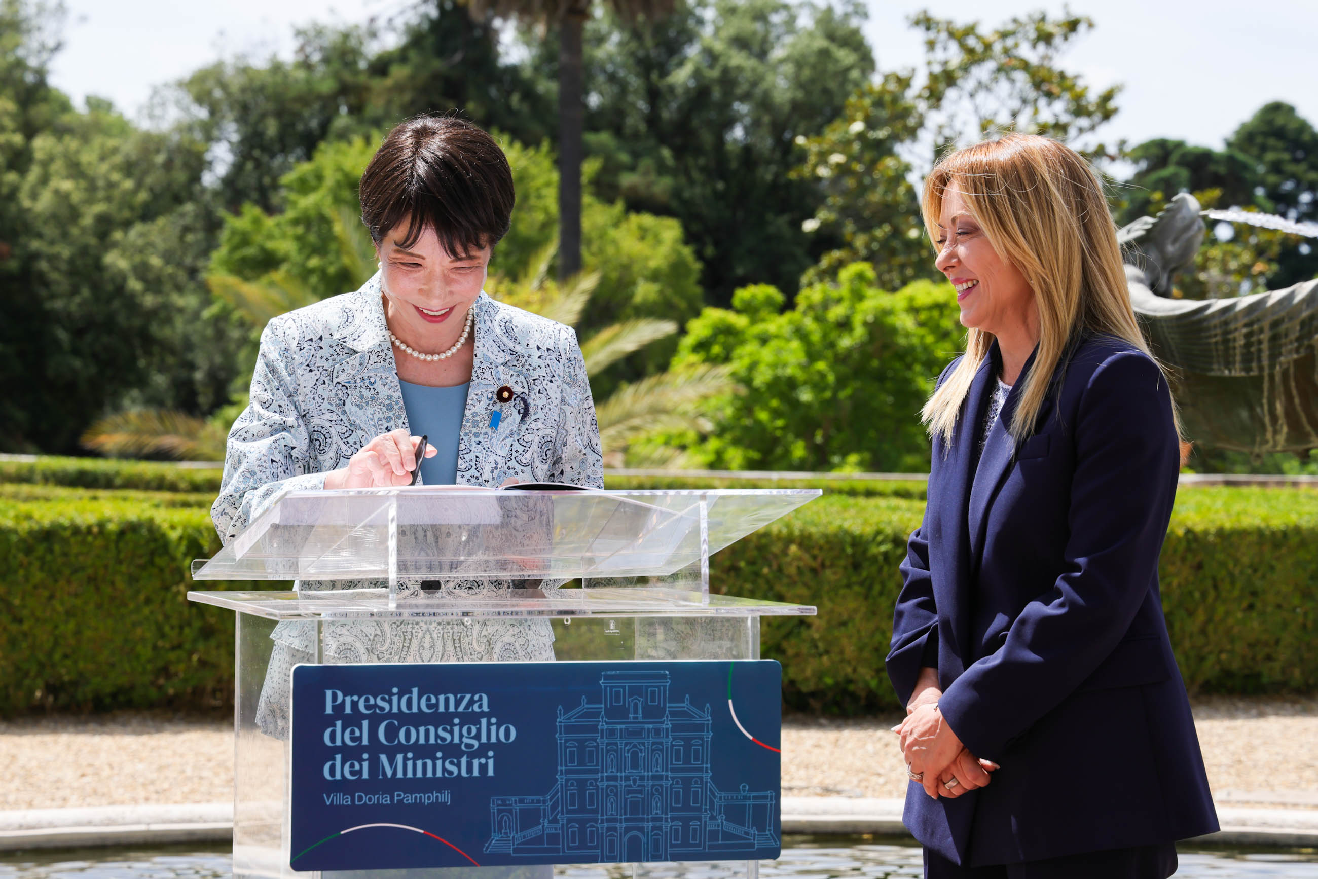 高市首相签名2