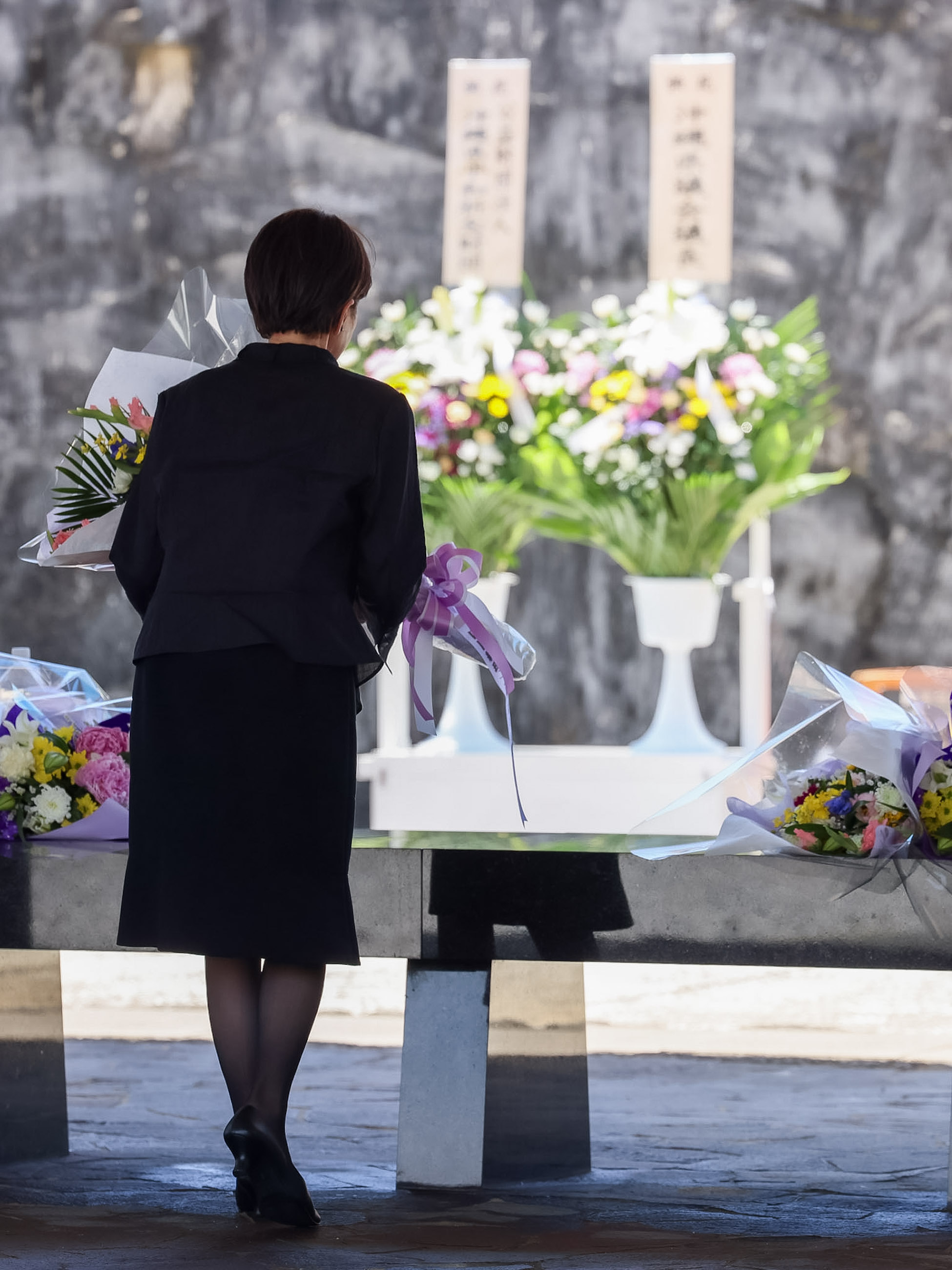 高市首相在国立冲绳战殁者墓苑进行献花1