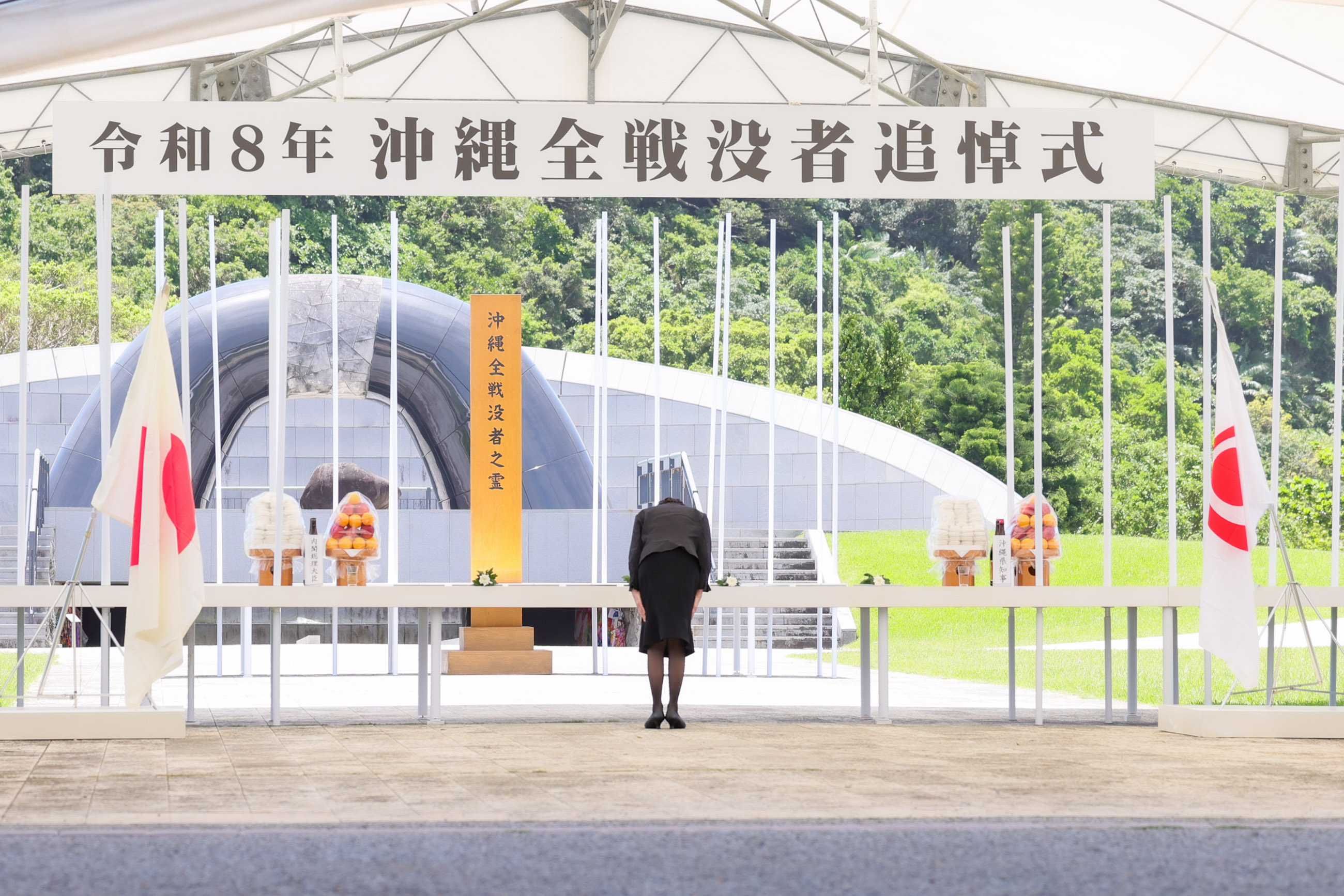 高市首相在追悼仪式进行献花4