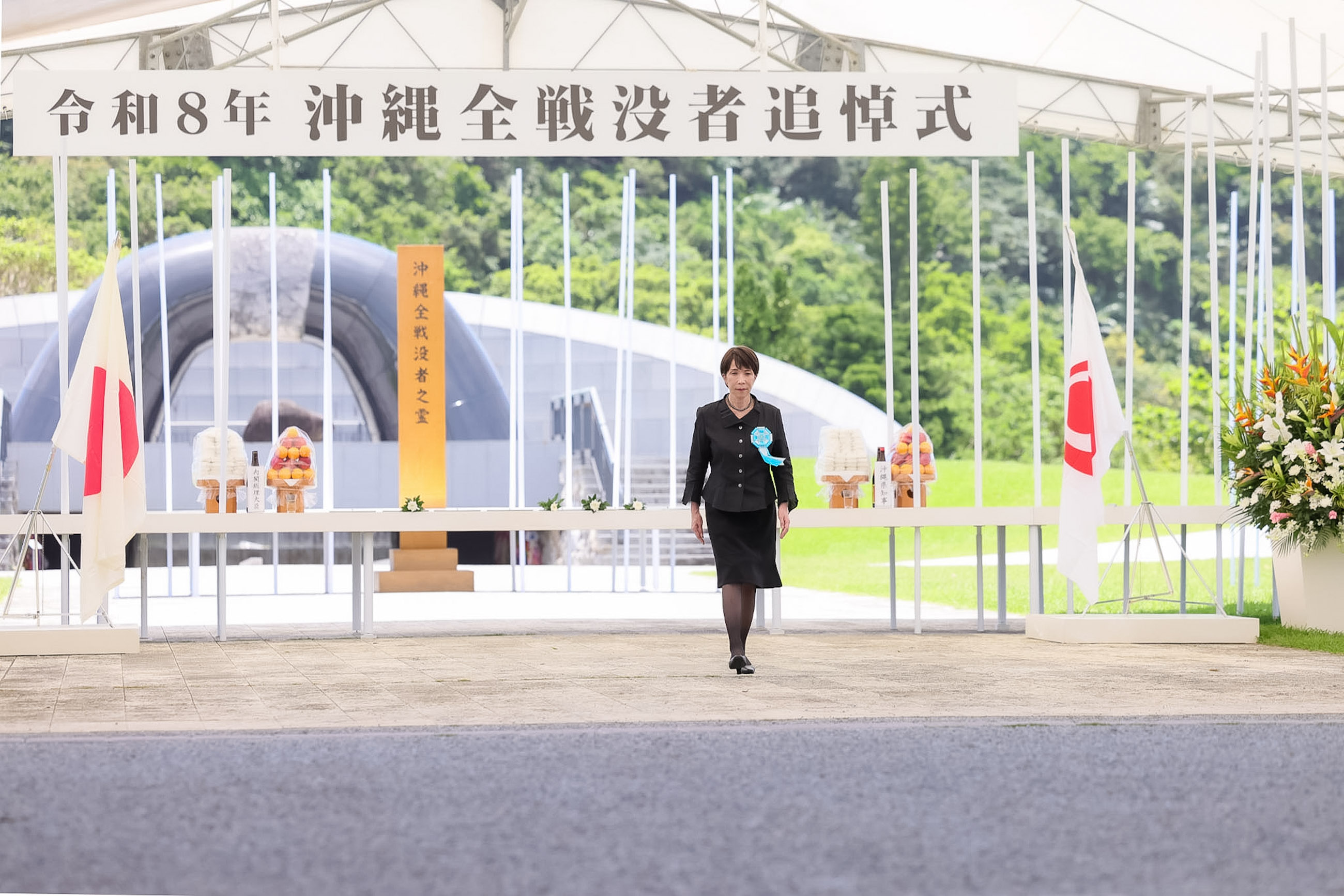 高市首相在追悼仪式进行献花5