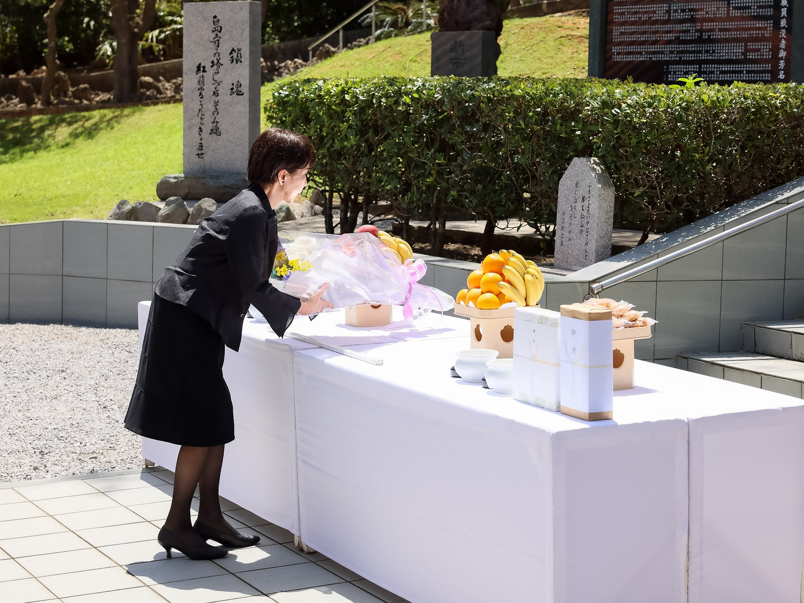 高市首相在岛守之塔进行献花1