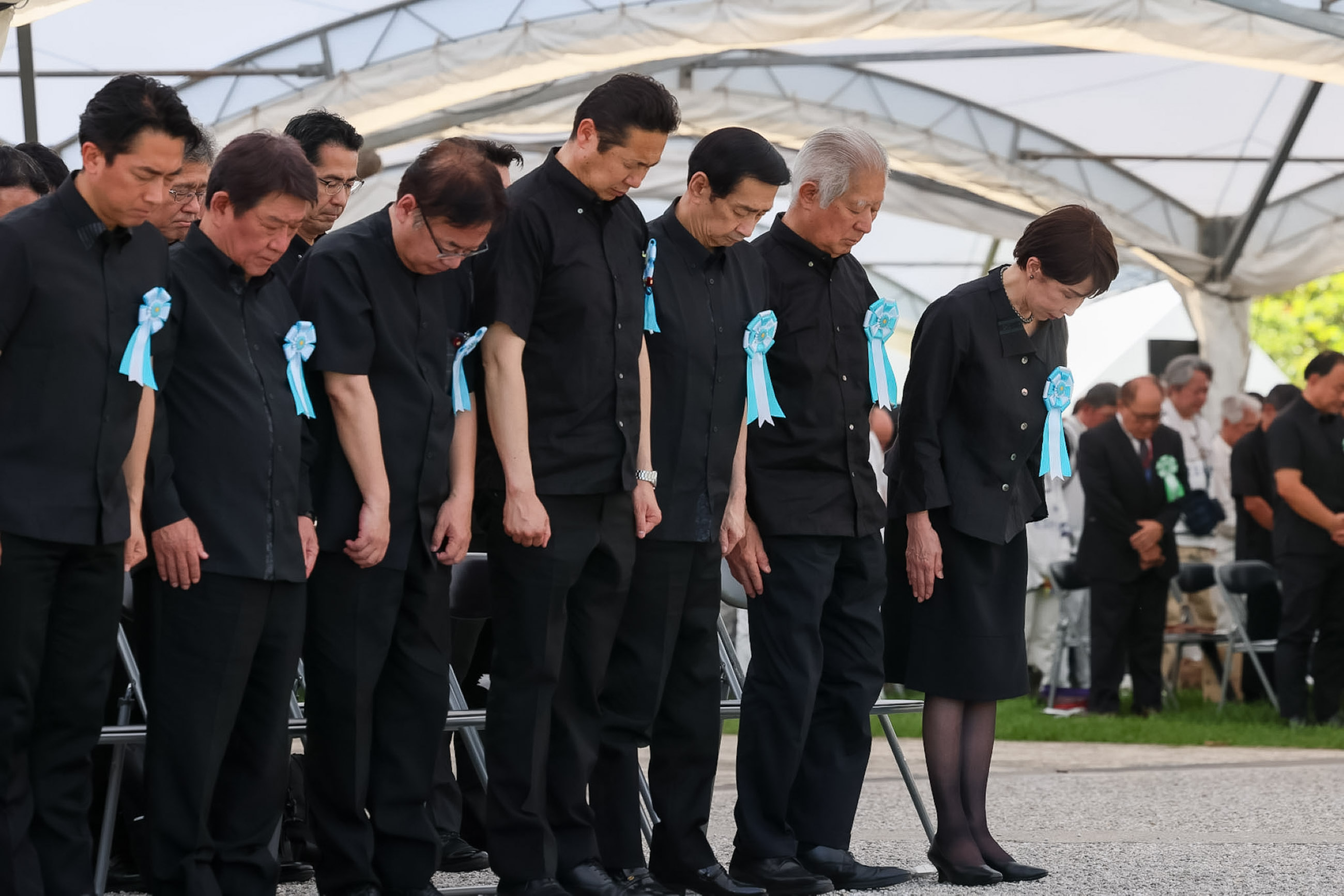 高市首相在追悼仪式默哀