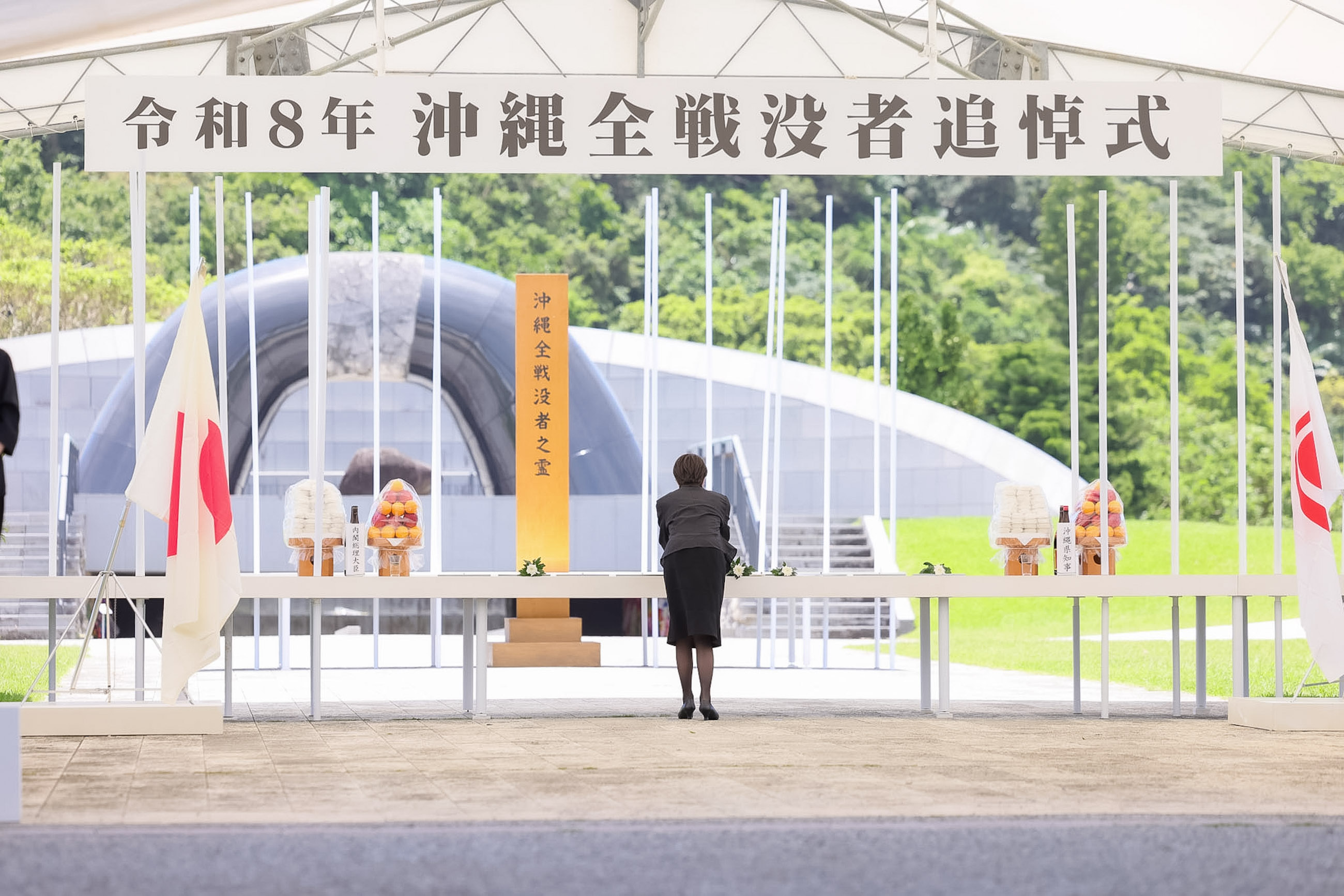 高市首相在追悼仪式进行献花3