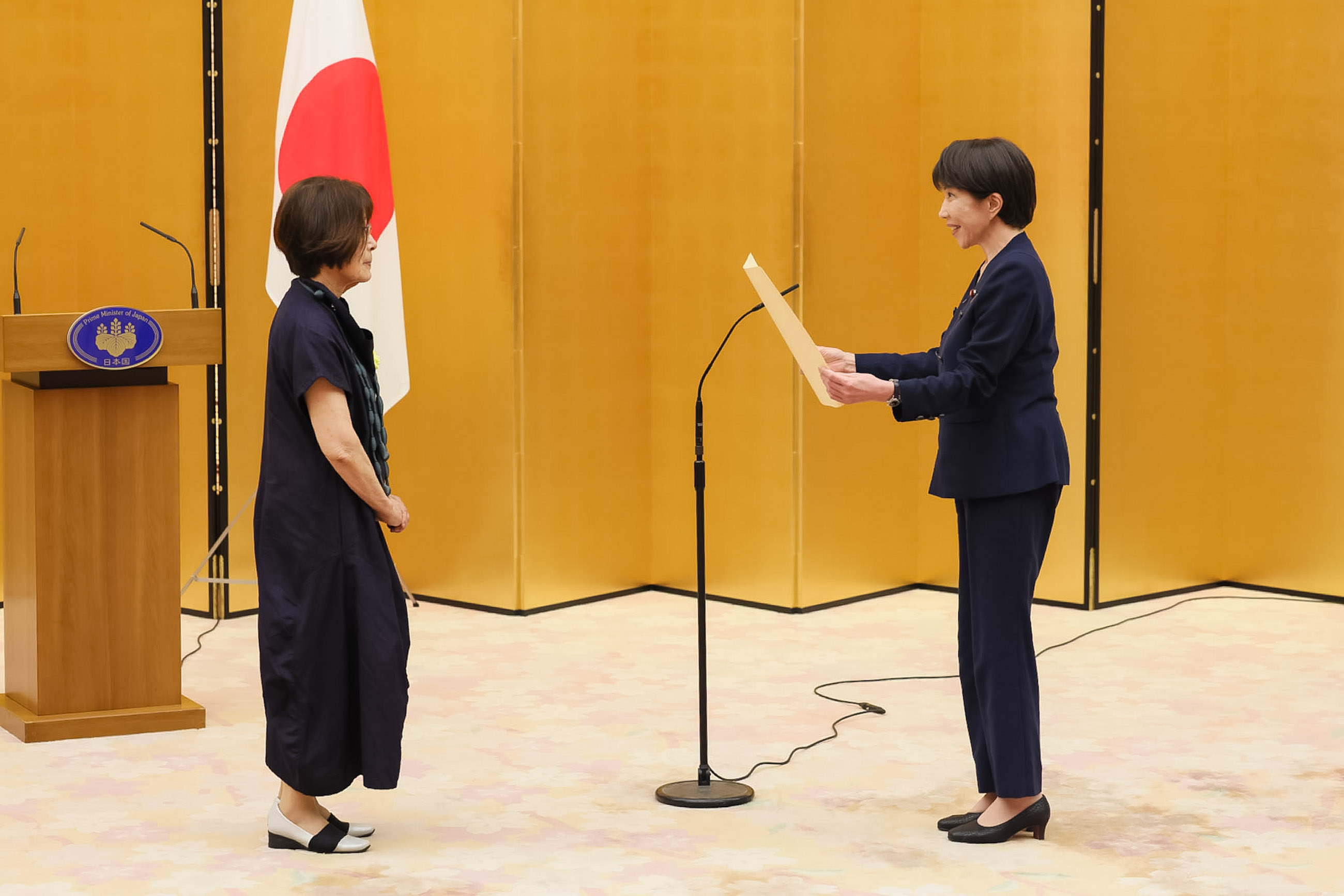 高市首相颁发表彰状1