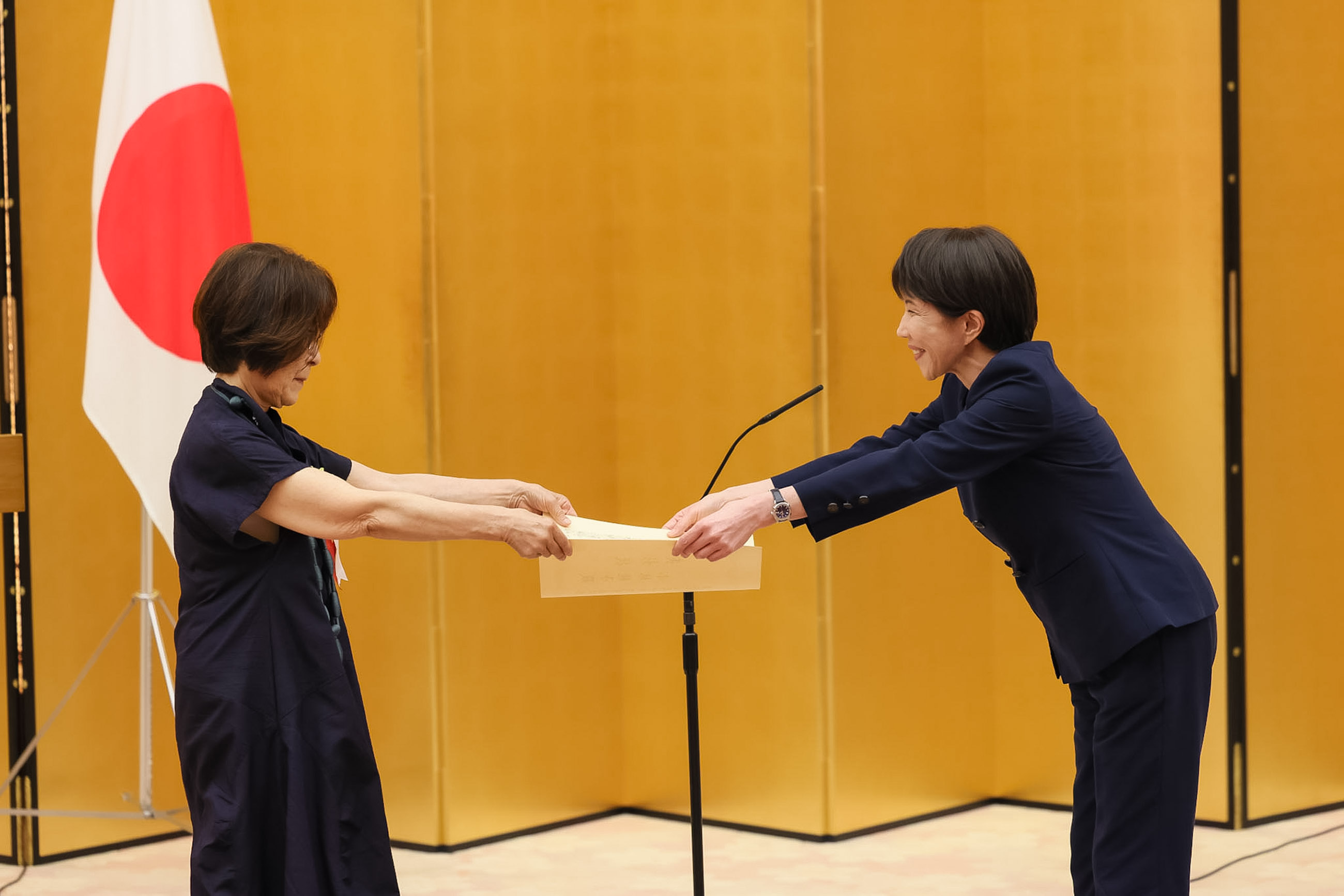 高市首相颁发表彰状2