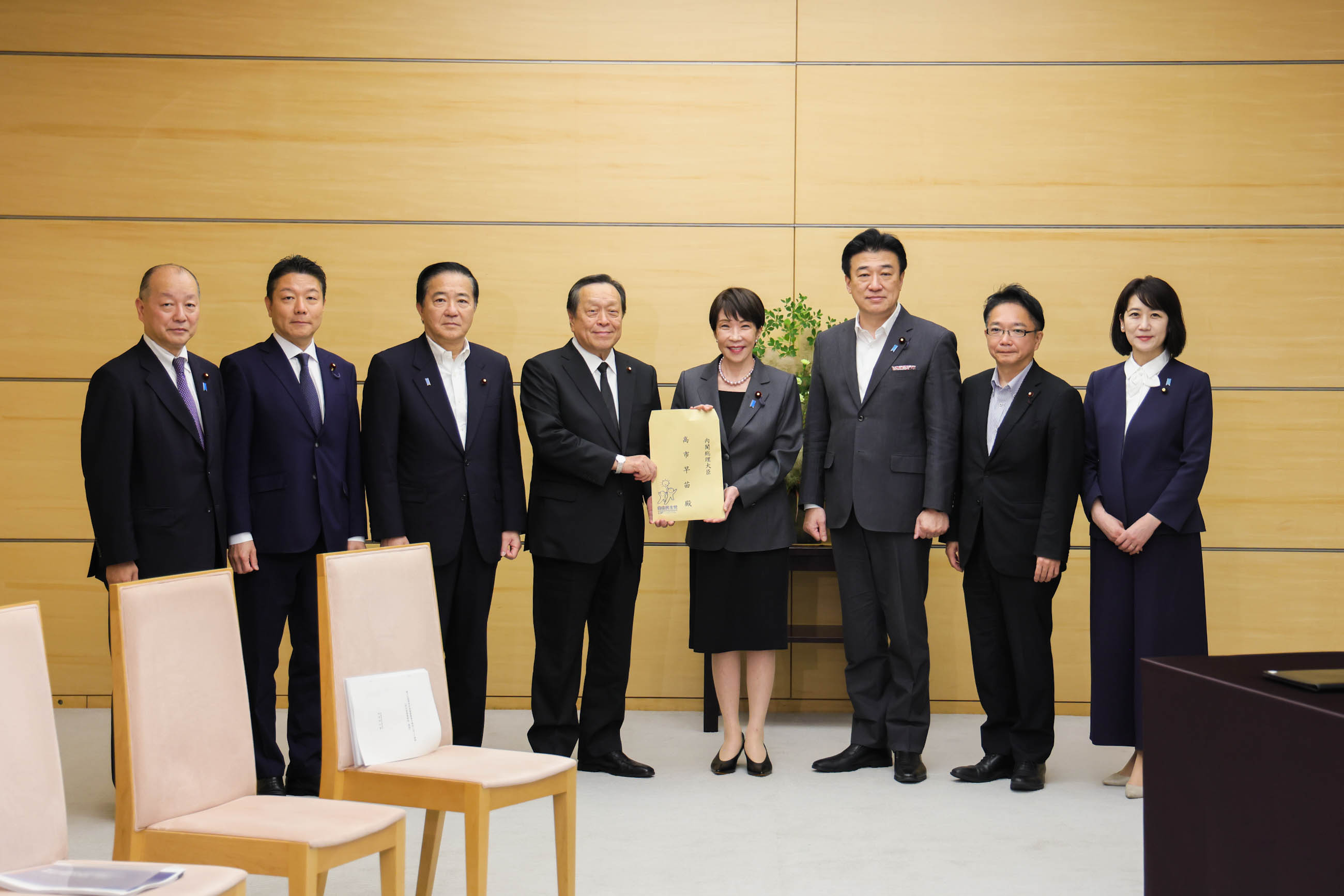 高市首相接受建议书1